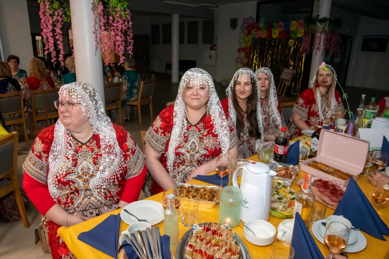 Zdjęcie w galerii na portalu naszraciborz.pl: W Tworkowie jak w Bollywood! Babski Comber w Roszarni [FOTO i WIDEO] wiadomości z regionu