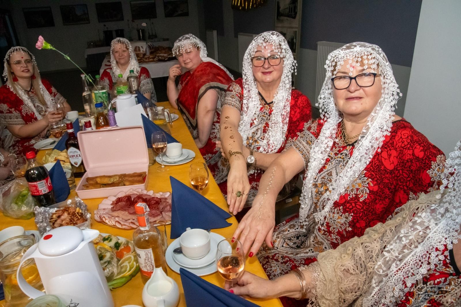 Zdjęcie w galerii na portalu naszraciborz.pl: W Tworkowie jak w Bollywood! Babski Comber w Roszarni [FOTO i WIDEO] wiadomości z regionu