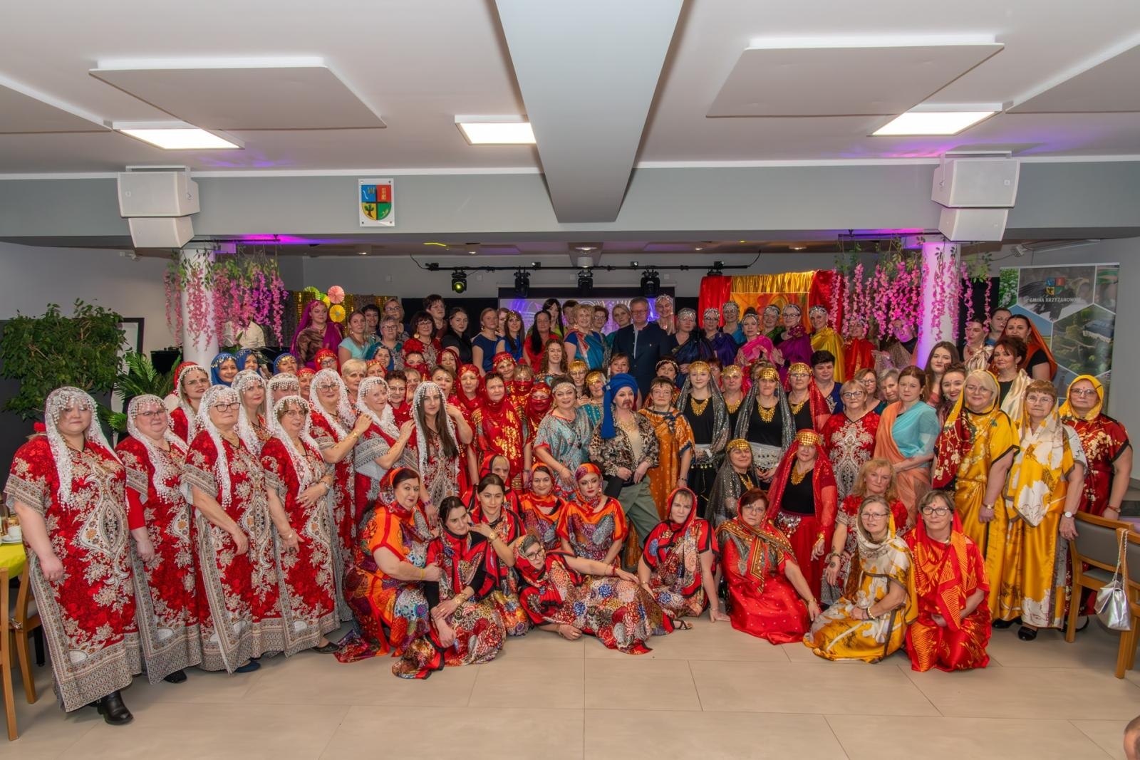 Zdjęcie w galerii na portalu naszraciborz.pl: W Tworkowie jak w Bollywood! Babski Comber w Roszarni [FOTO i WIDEO] wiadomości z regionu