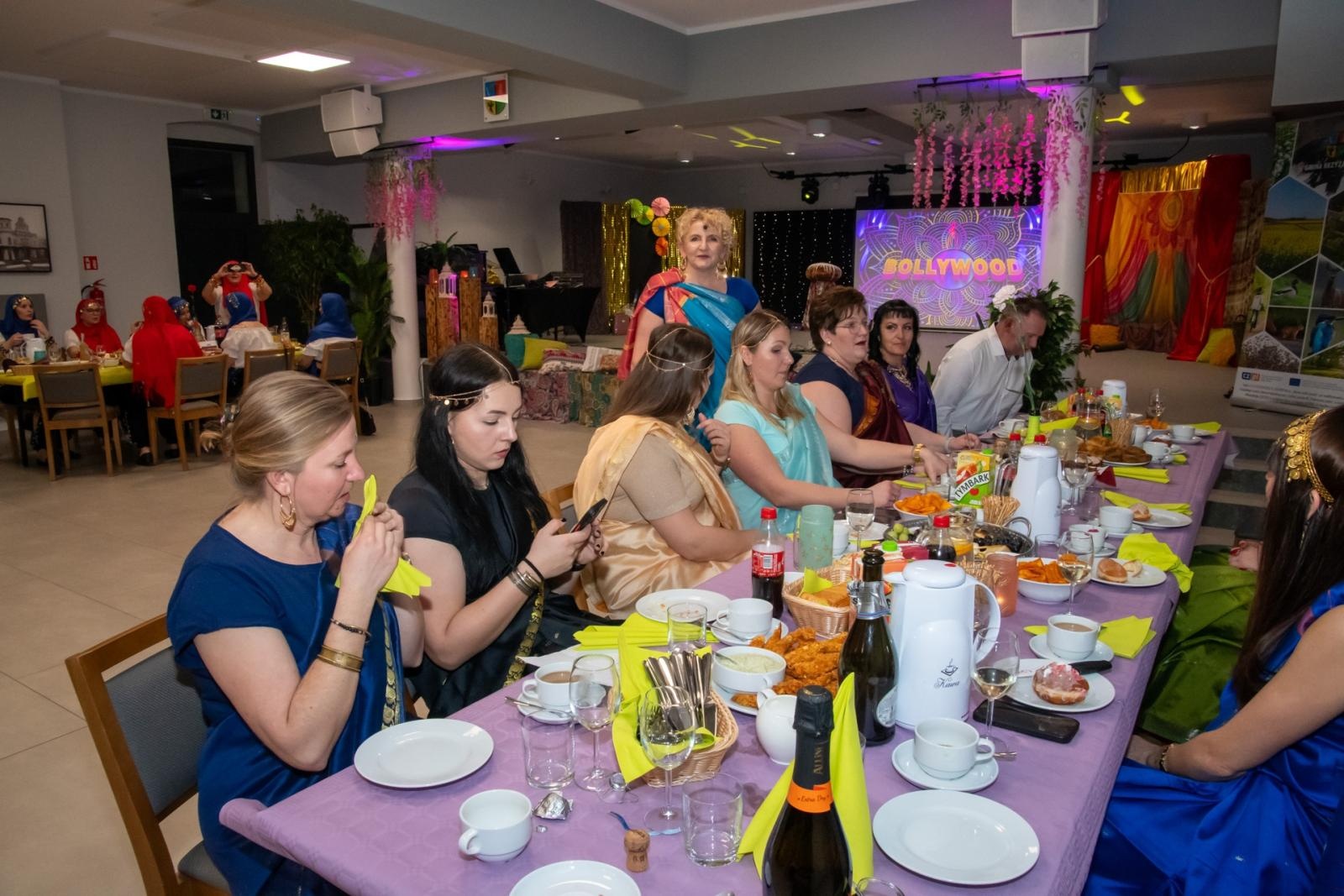 Zdjęcie w galerii na portalu naszraciborz.pl: W Tworkowie jak w Bollywood! Babski Comber w Roszarni [FOTO i WIDEO] wiadomości z regionu