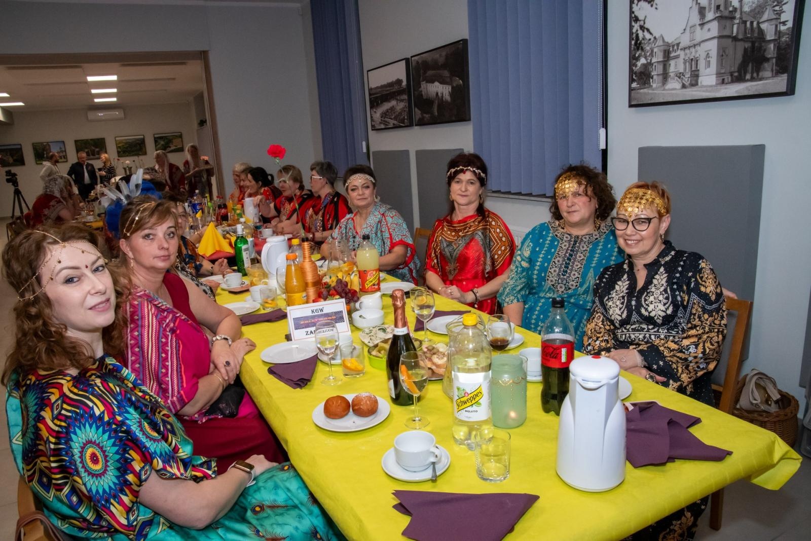 Zdjęcie w galerii na portalu naszraciborz.pl: W Tworkowie jak w Bollywood! Babski Comber w Roszarni [FOTO i WIDEO] wiadomości z regionu