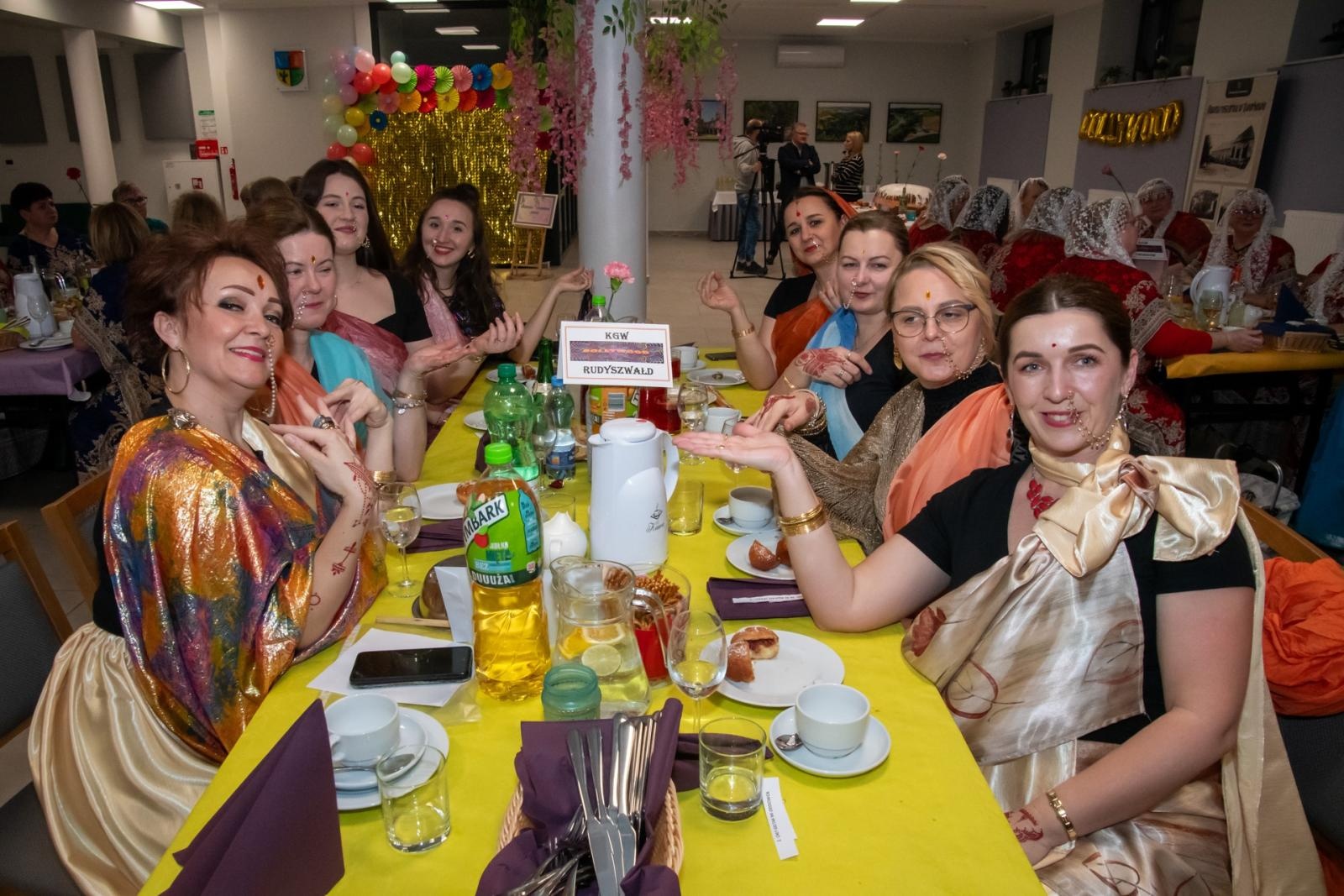 Zdjęcie w galerii na portalu naszraciborz.pl: W Tworkowie jak w Bollywood! Babski Comber w Roszarni [FOTO i WIDEO] wiadomości z regionu