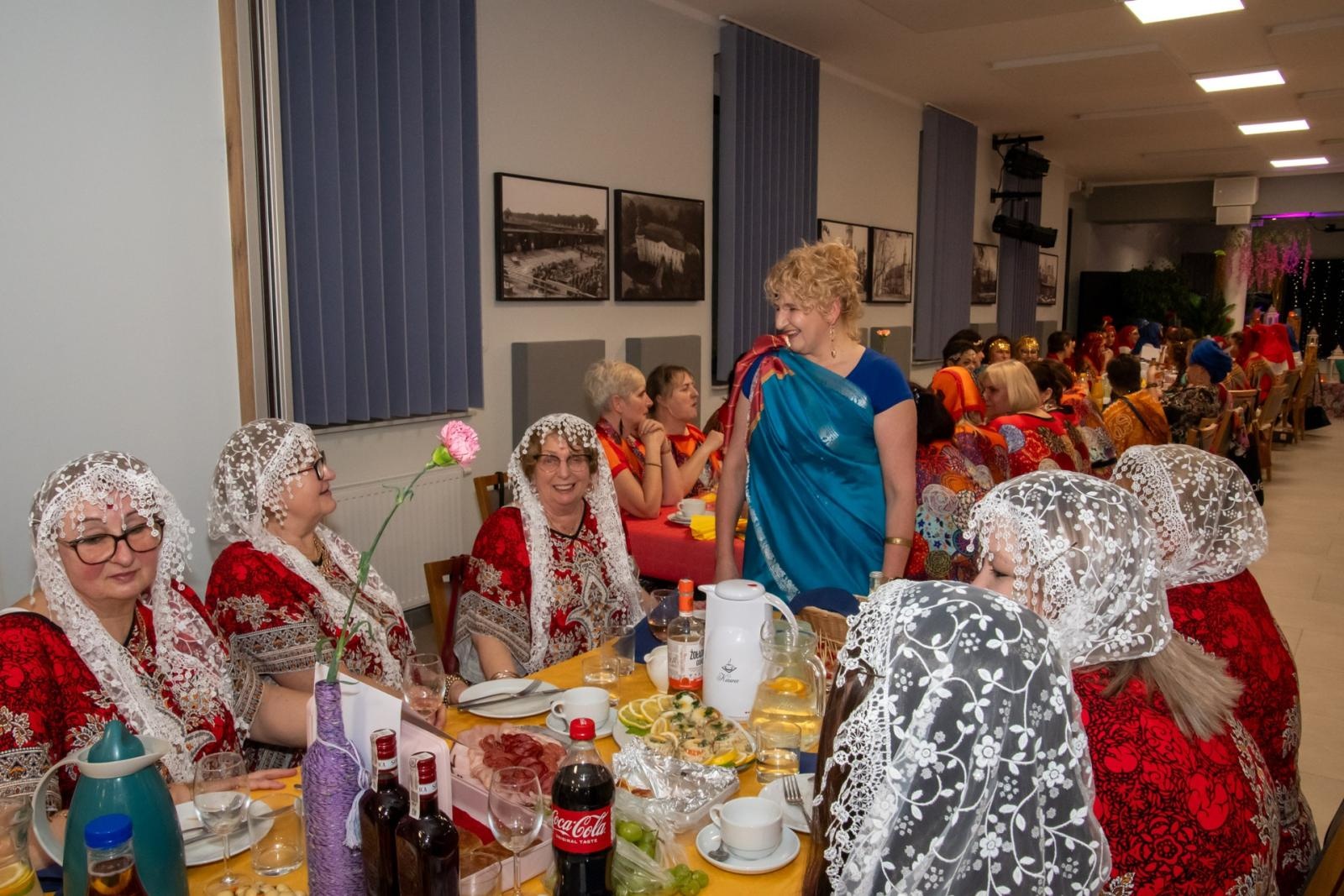 Zdjęcie w galerii na portalu naszraciborz.pl: W Tworkowie jak w Bollywood! Babski Comber w Roszarni [FOTO i WIDEO] wiadomości z regionu