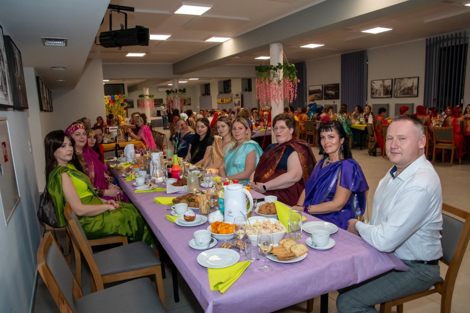 Zdjęcie w galerii na portalu naszraciborz.pl: W Tworkowie jak w Bollywood! Babski Comber w Roszarni [FOTO i WIDEO] wiadomości z regionu