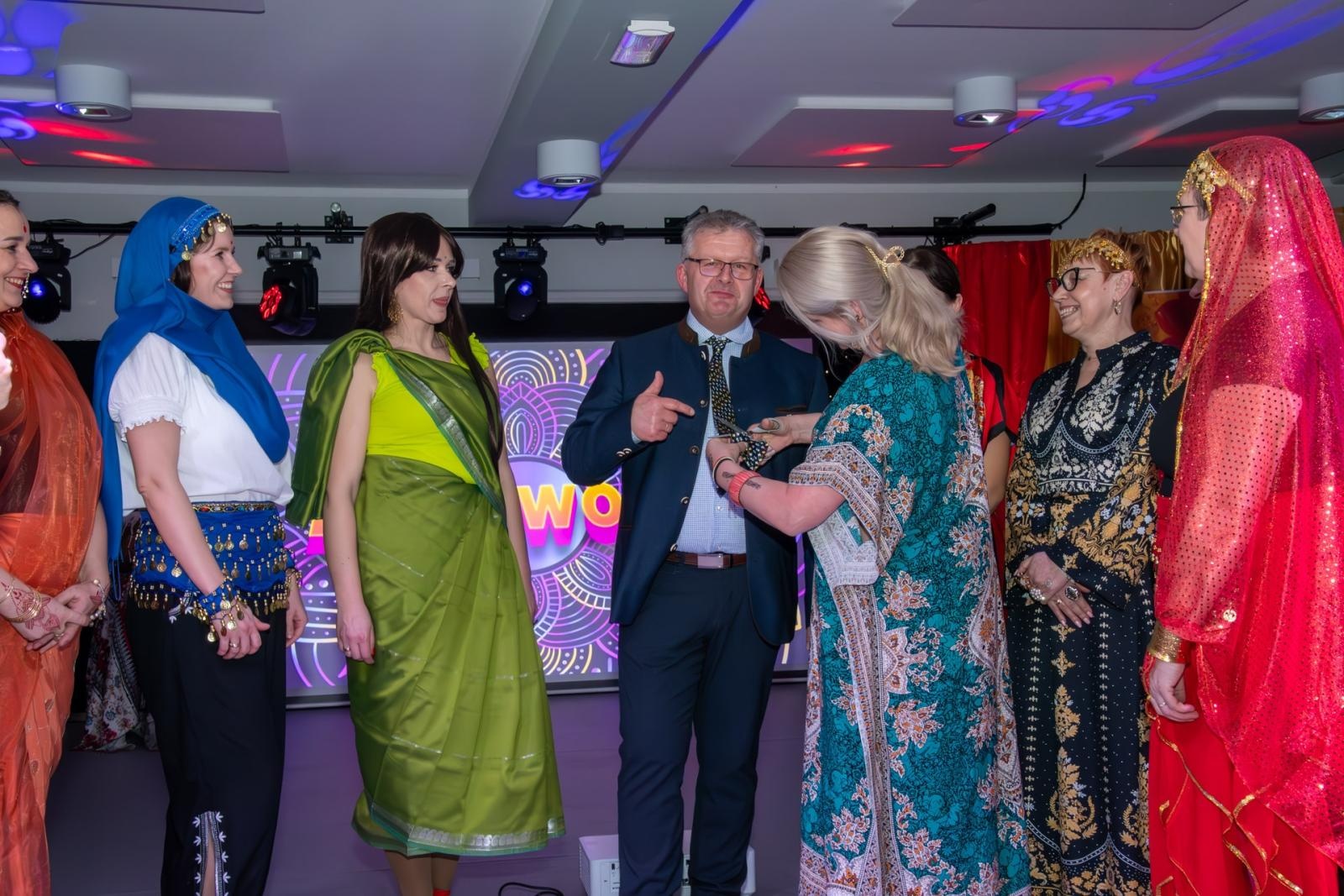 Zdjęcie w galerii na portalu naszraciborz.pl: W Tworkowie jak w Bollywood! Babski Comber w Roszarni [FOTO i WIDEO] wiadomości z regionu