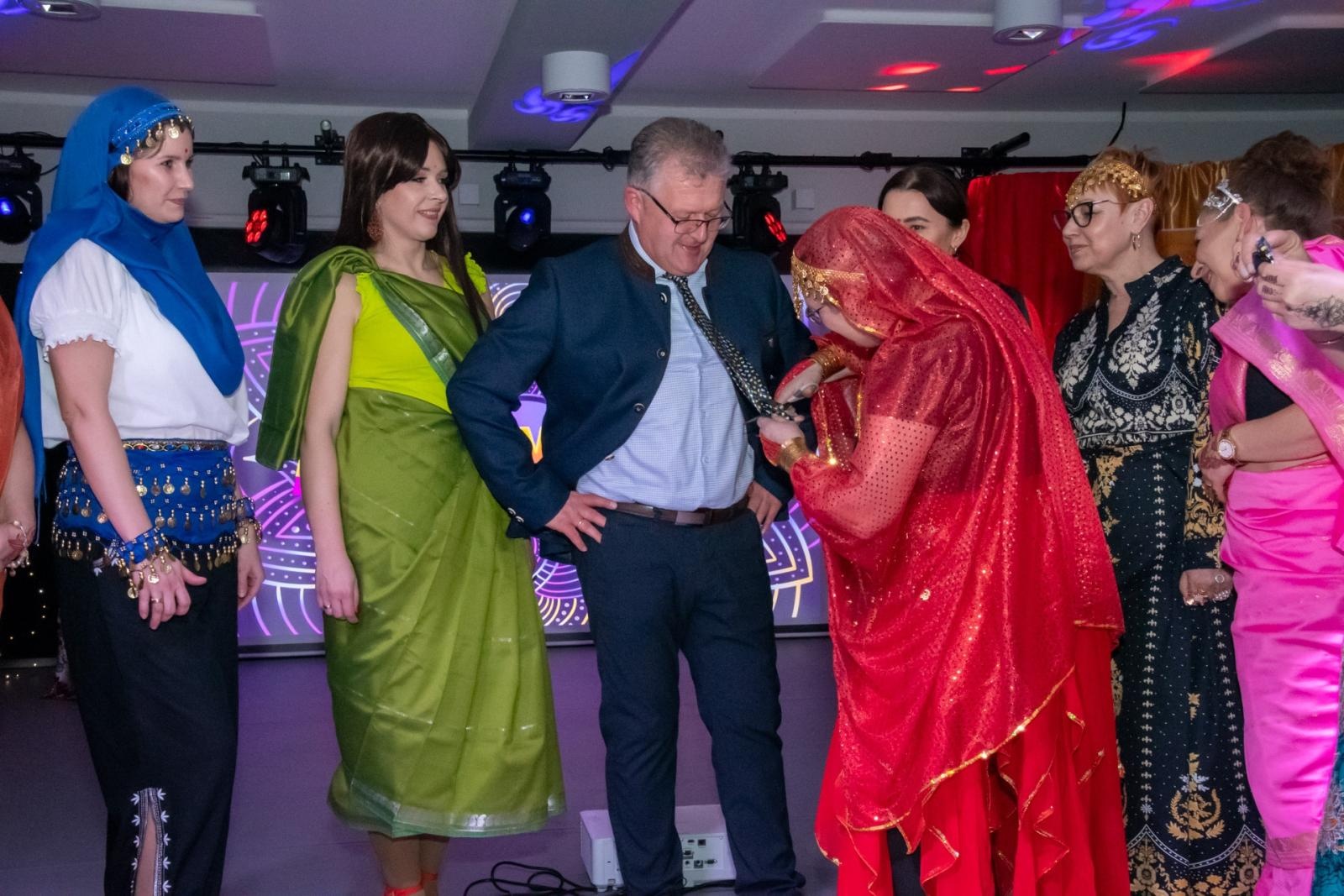 Zdjęcie w galerii na portalu naszraciborz.pl: W Tworkowie jak w Bollywood! Babski Comber w Roszarni [FOTO i WIDEO] wiadomości z regionu