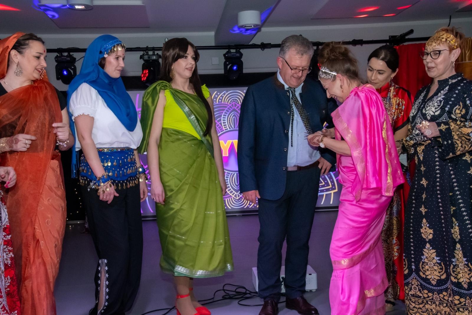 Zdjęcie w galerii na portalu naszraciborz.pl: W Tworkowie jak w Bollywood! Babski Comber w Roszarni [FOTO i WIDEO] wiadomości z regionu