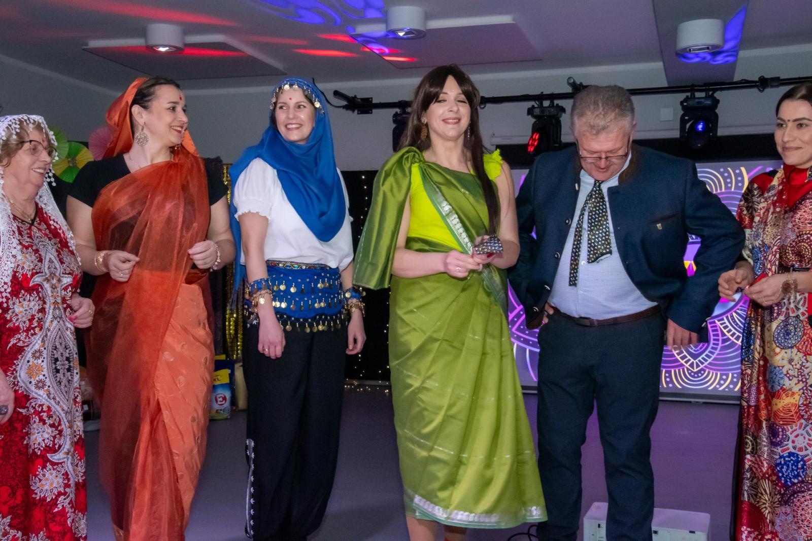 Zdjęcie w galerii na portalu naszraciborz.pl: W Tworkowie jak w Bollywood! Babski Comber w Roszarni [FOTO i WIDEO] wiadomości z regionu