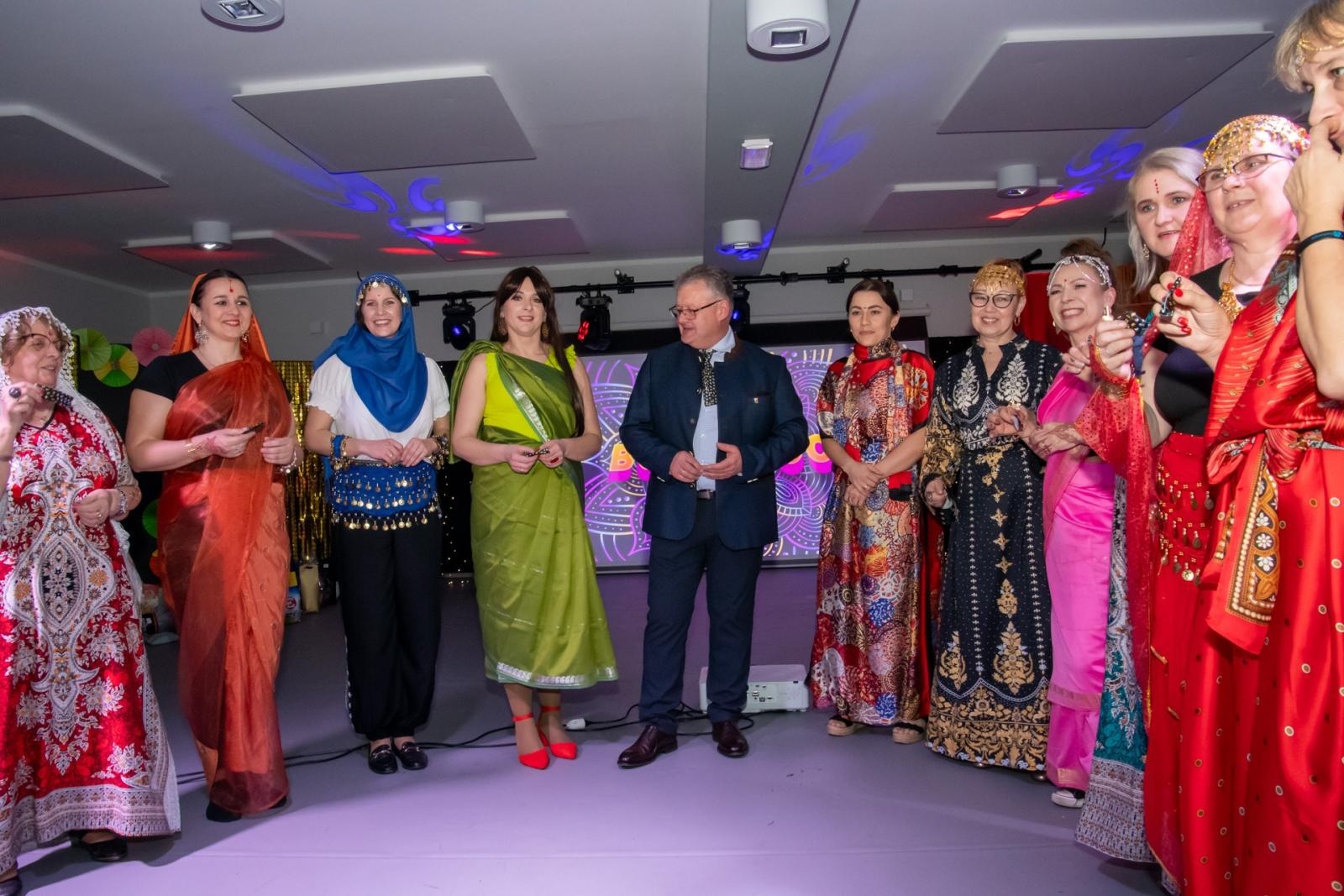 Zdjęcie w galerii na portalu naszraciborz.pl: W Tworkowie jak w Bollywood! Babski Comber w Roszarni [FOTO i WIDEO] wiadomości z regionu