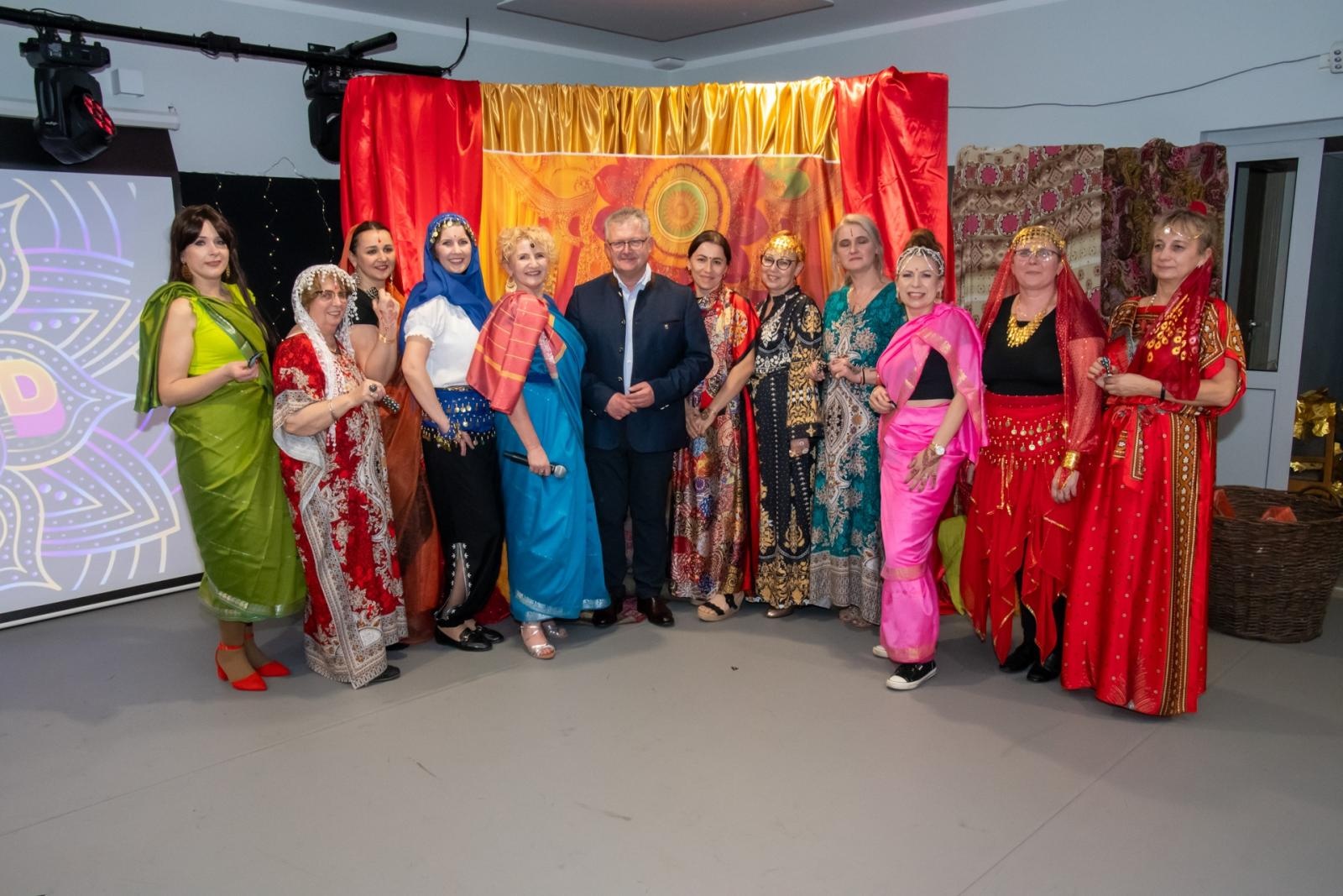 Zdjęcie w galerii na portalu naszraciborz.pl: W Tworkowie jak w Bollywood! Babski Comber w Roszarni [FOTO i WIDEO] wiadomości z regionu