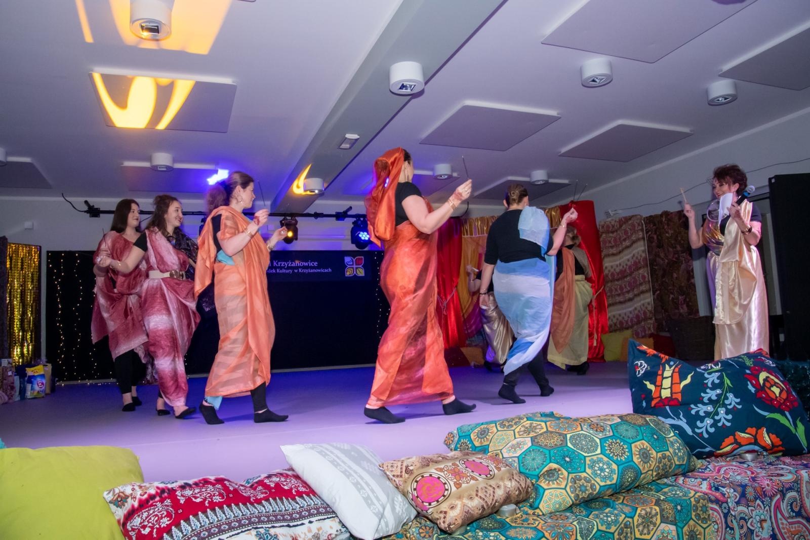 Zdjęcie w galerii na portalu naszraciborz.pl: W Tworkowie jak w Bollywood! Babski Comber w Roszarni [FOTO i WIDEO] wiadomości z regionu