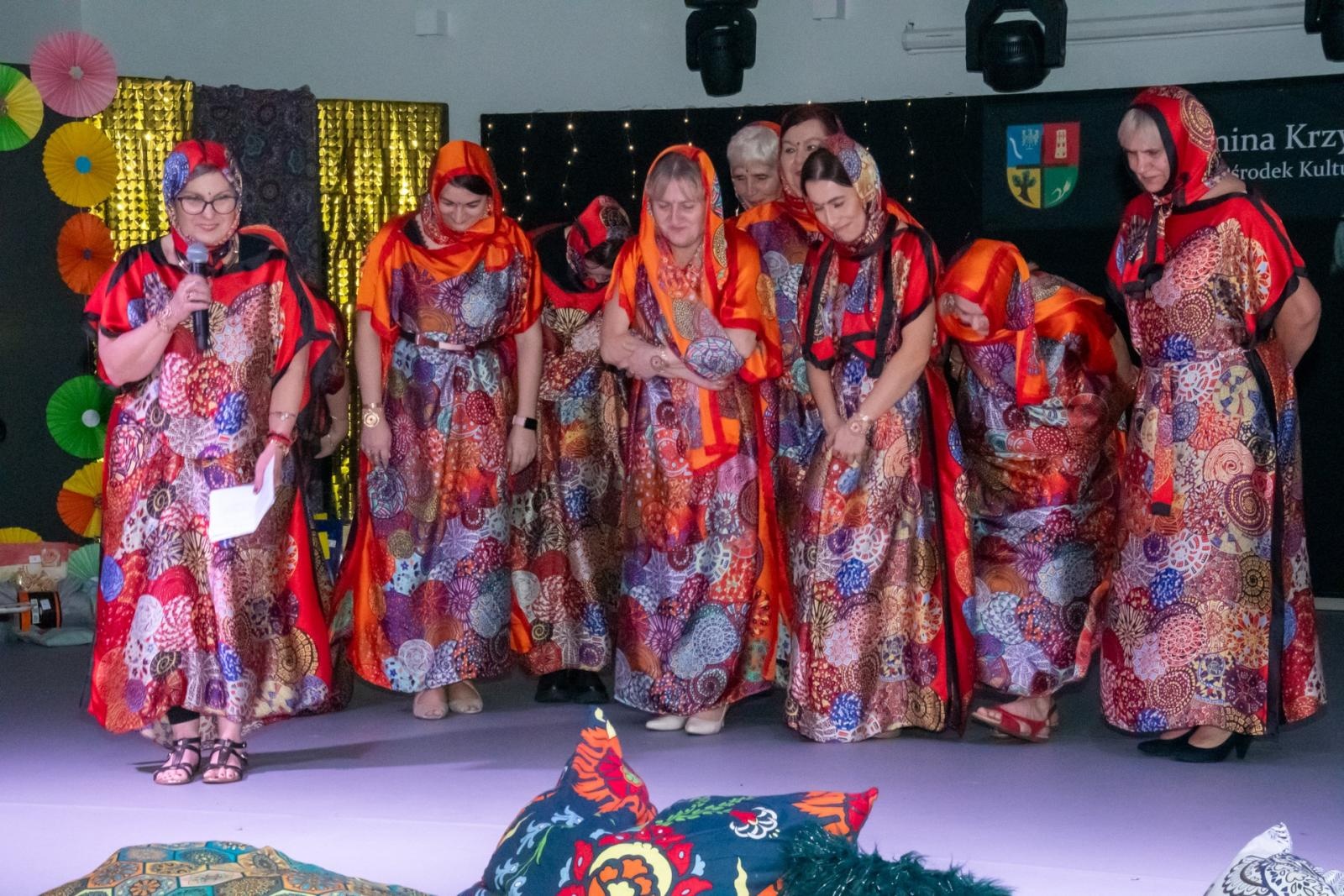 Zdjęcie w galerii na portalu naszraciborz.pl: W Tworkowie jak w Bollywood! Babski Comber w Roszarni [FOTO i WIDEO] wiadomości z regionu