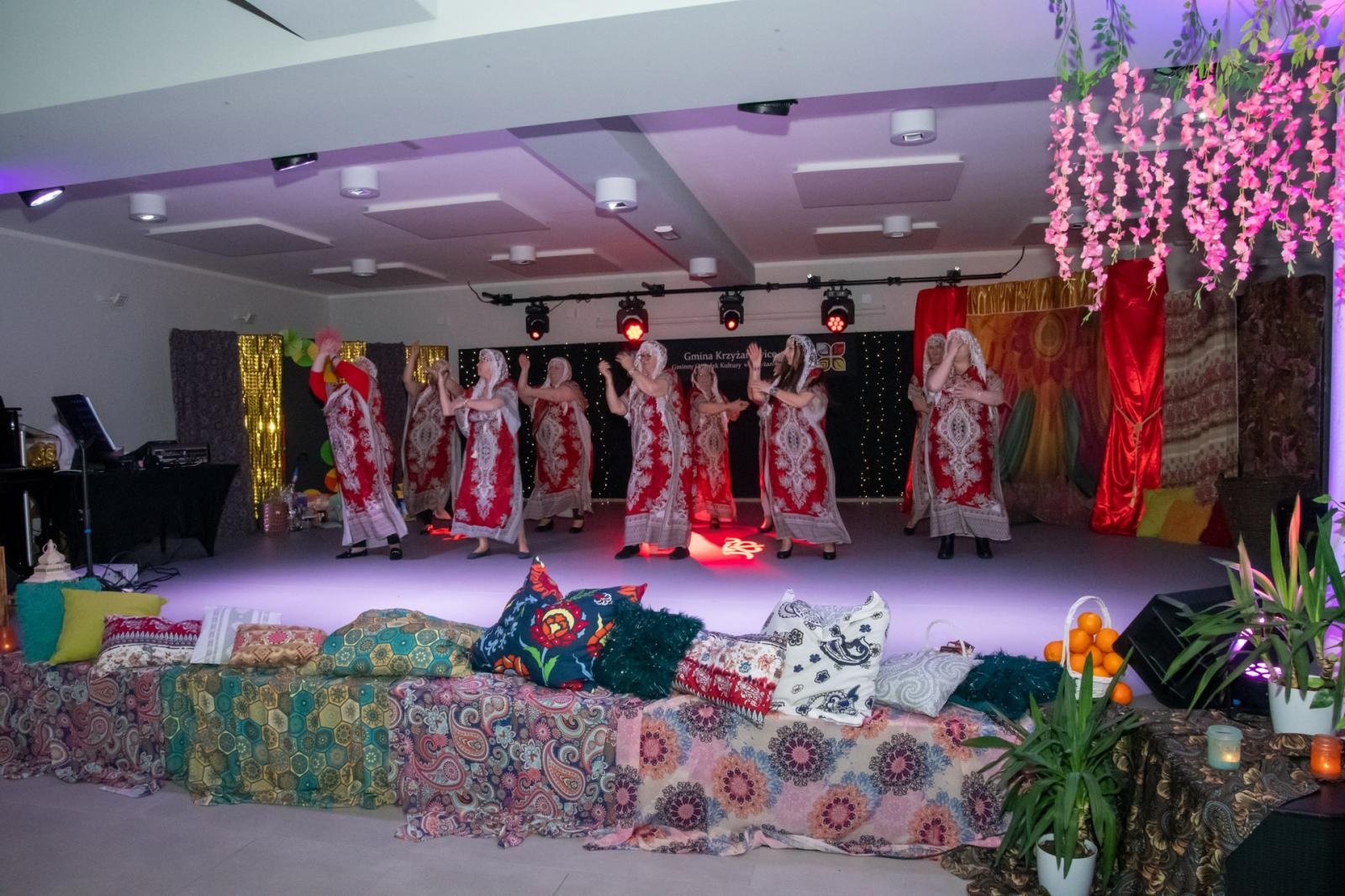 Zdjęcie w galerii na portalu naszraciborz.pl: W Tworkowie jak w Bollywood! Babski Comber w Roszarni [FOTO i WIDEO] wiadomości z regionu