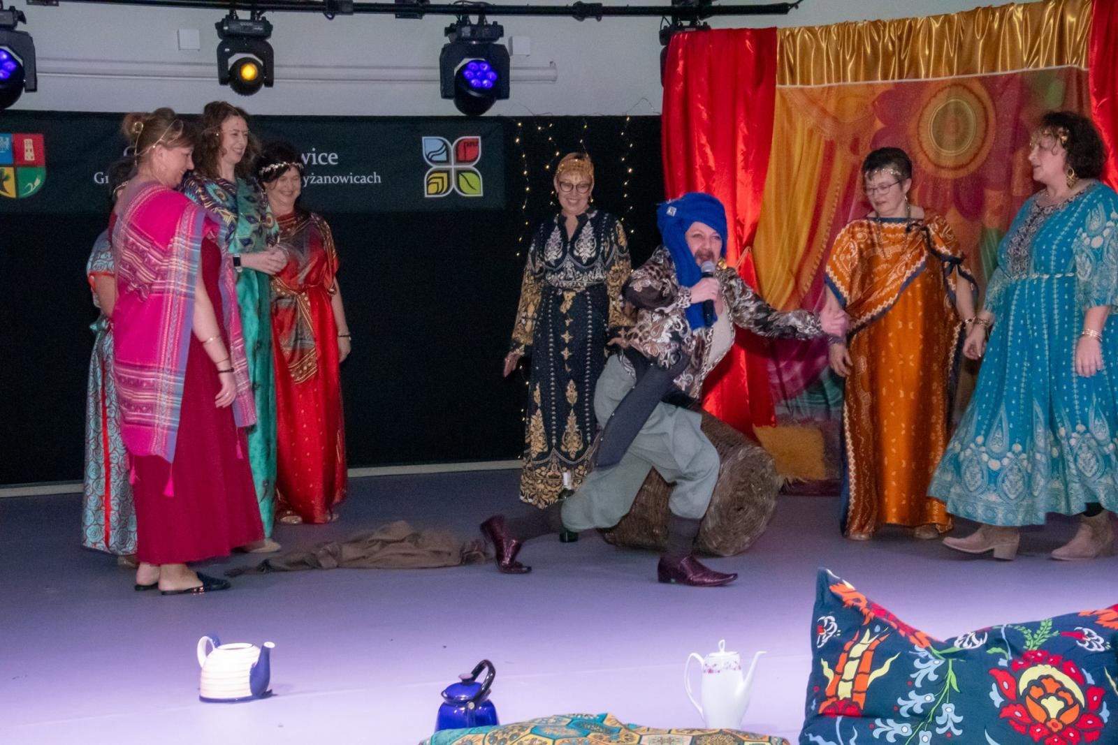 Zdjęcie w galerii na portalu naszraciborz.pl: W Tworkowie jak w Bollywood! Babski Comber w Roszarni [FOTO i WIDEO] wiadomości z regionu