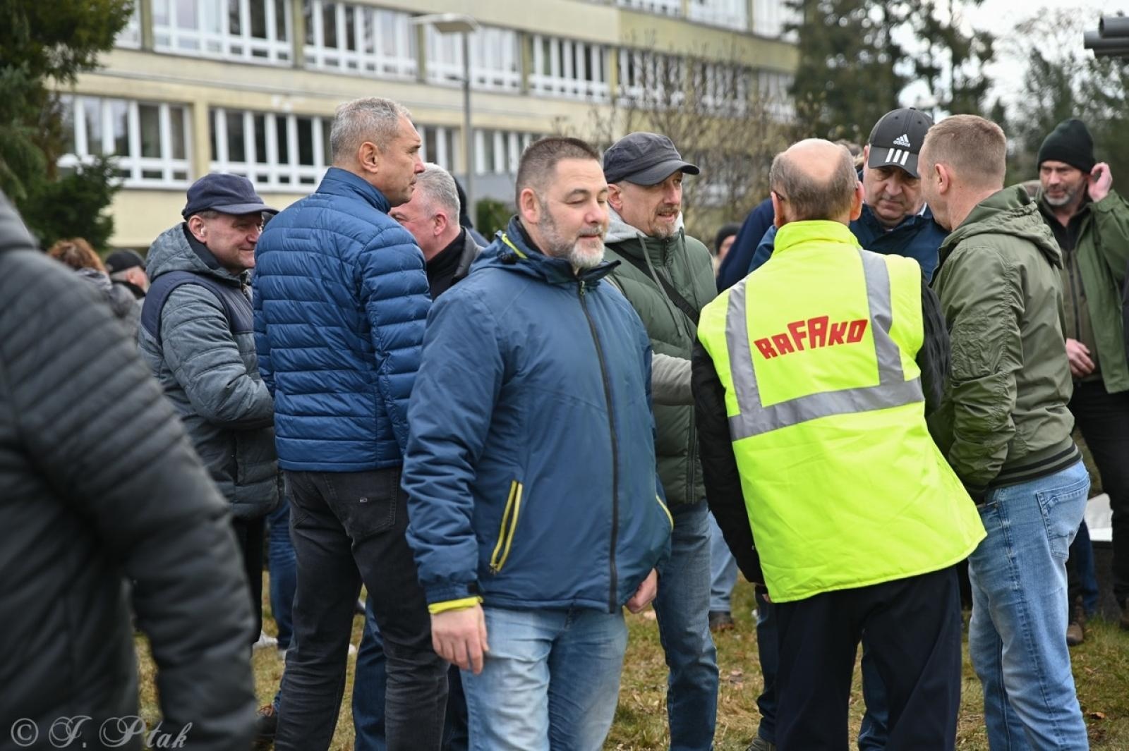 Zdjęcie w galerii na portalu naszraciborz.pl: Koniec Rafako. Tak ostatni pracownicy żegnają się ze spółką [WIDEO] wiadomości z regionu