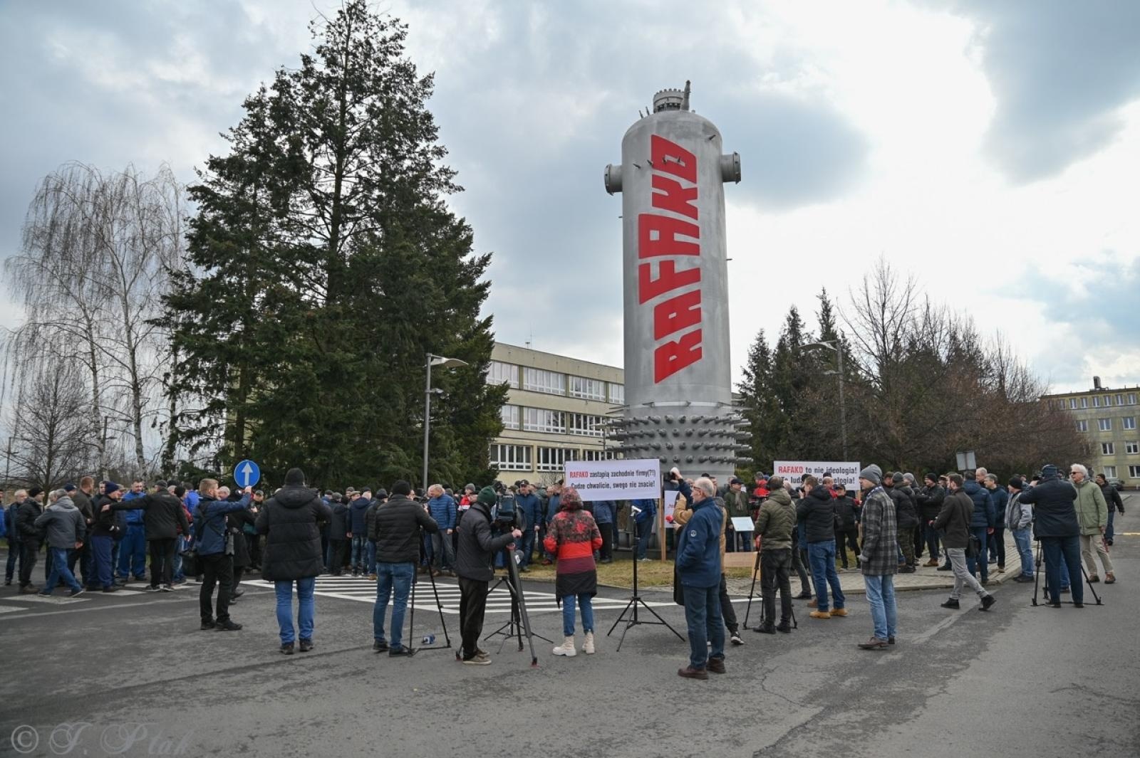 Zdjęcie w galerii na portalu naszraciborz.pl: Koniec Rafako. Tak ostatni pracownicy żegnają się ze spółką [WIDEO] wiadomości z regionu