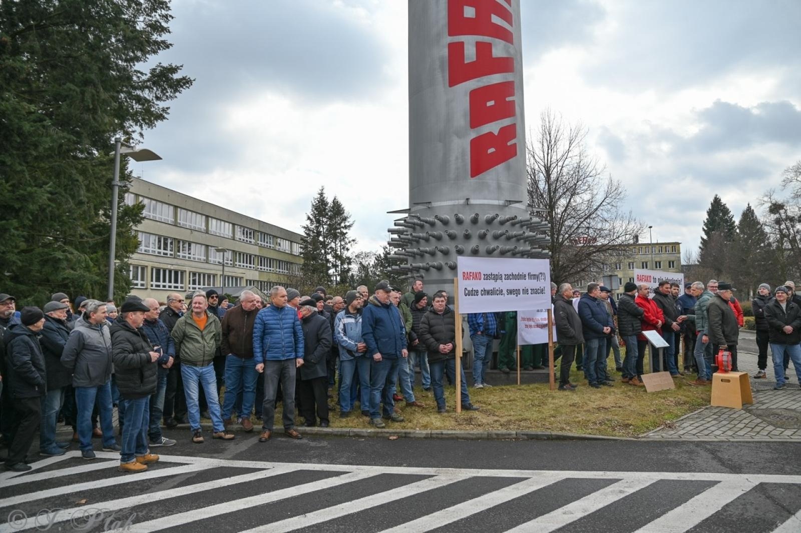 Zdjęcie w galerii na portalu naszraciborz.pl: Koniec Rafako. Tak ostatni pracownicy żegnają się ze spółką [WIDEO] wiadomości z regionu