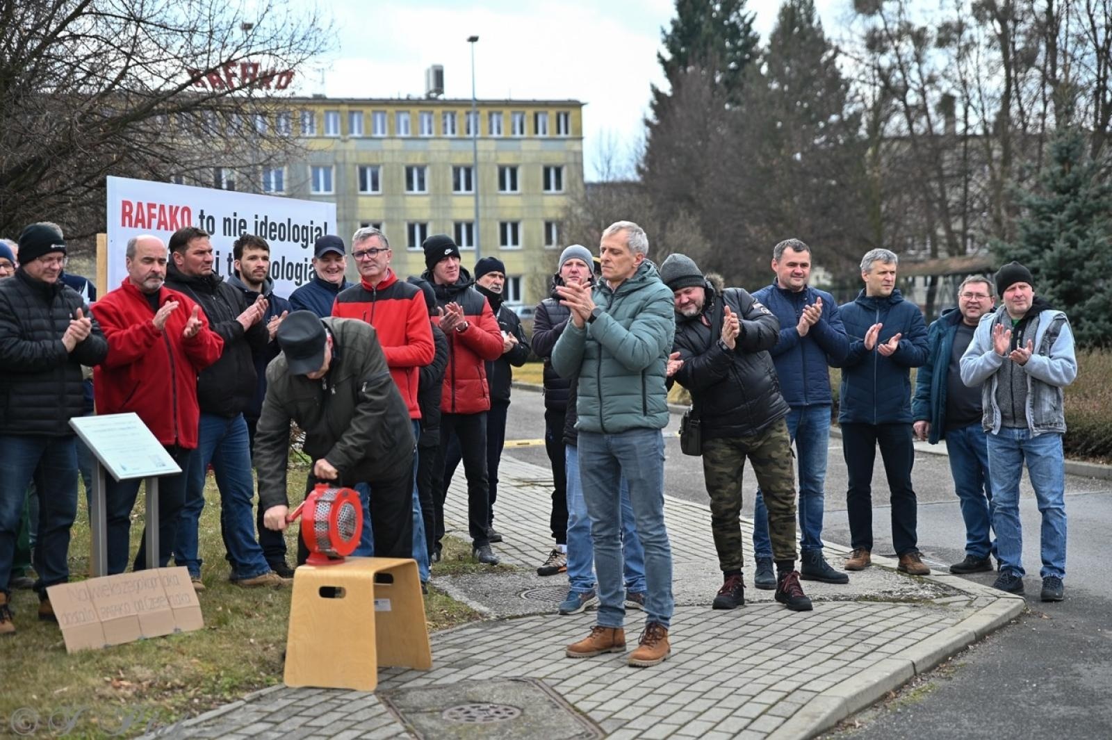 Zdjęcie w galerii na portalu naszraciborz.pl: Koniec Rafako. Tak ostatni pracownicy żegnają się ze spółką [WIDEO] wiadomości z regionu