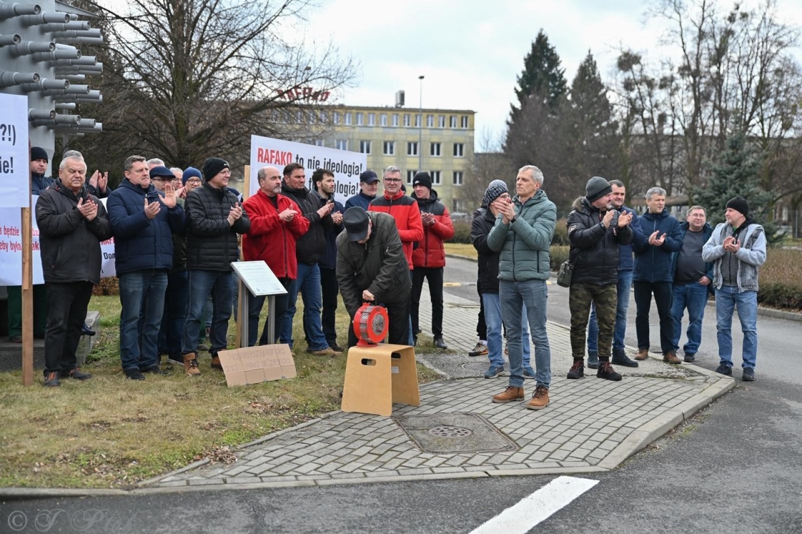 Zdjęcie w galerii na portalu naszraciborz.pl: Koniec Rafako. Tak ostatni pracownicy żegnają się ze spółką [WIDEO] wiadomości z regionu