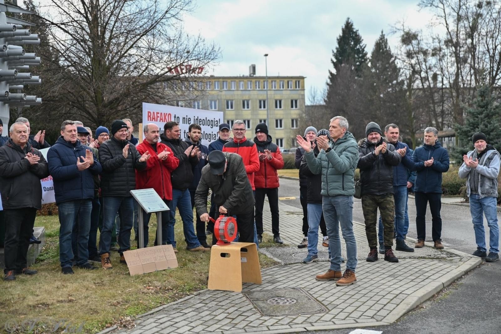 Zdjęcie w galerii na portalu naszraciborz.pl: Koniec Rafako. Tak ostatni pracownicy żegnają się ze spółką [WIDEO] wiadomości z regionu