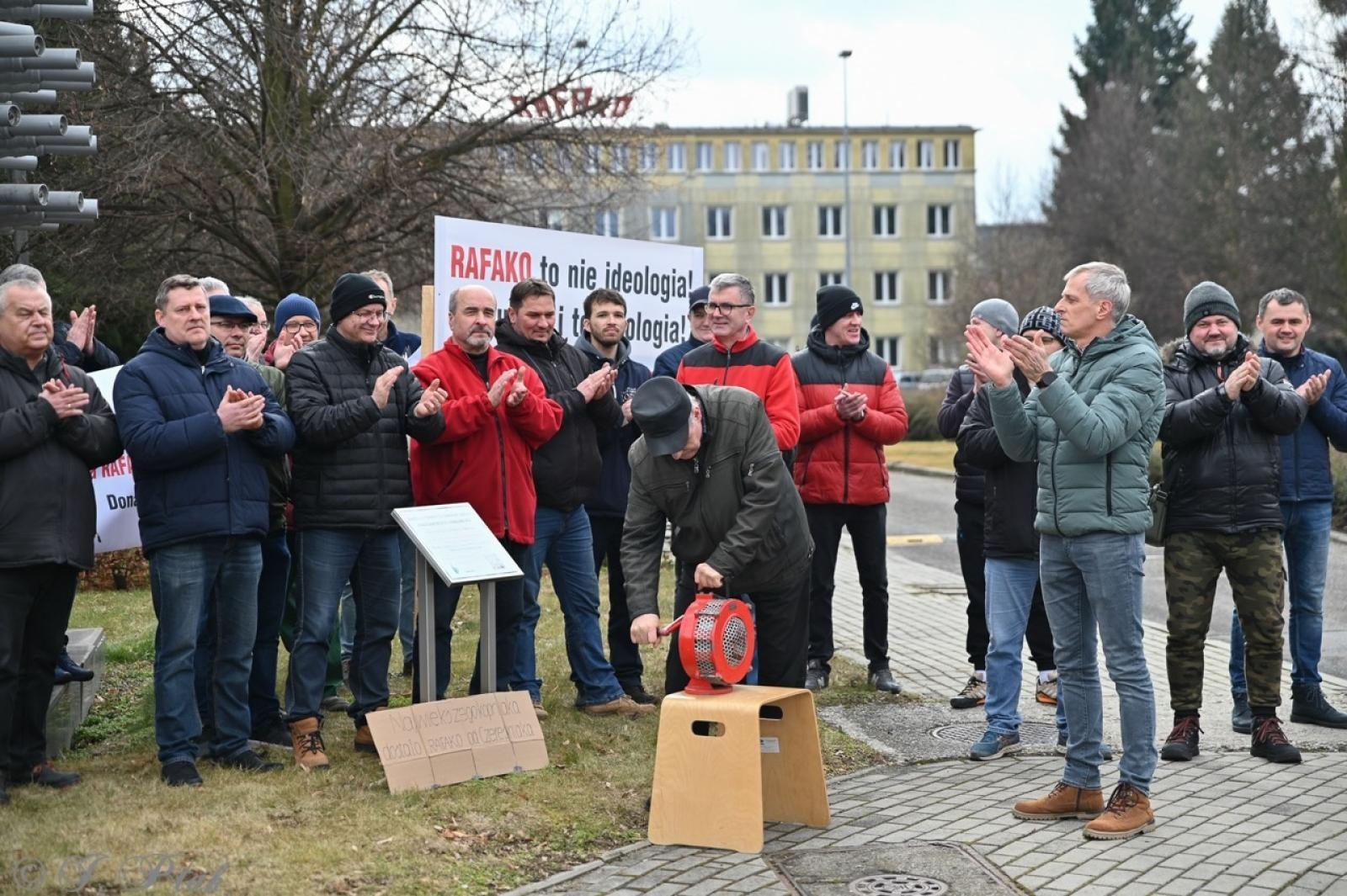 Zdjęcie w galerii na portalu naszraciborz.pl: Koniec Rafako. Tak ostatni pracownicy żegnają się ze spółką [WIDEO] wiadomości z regionu