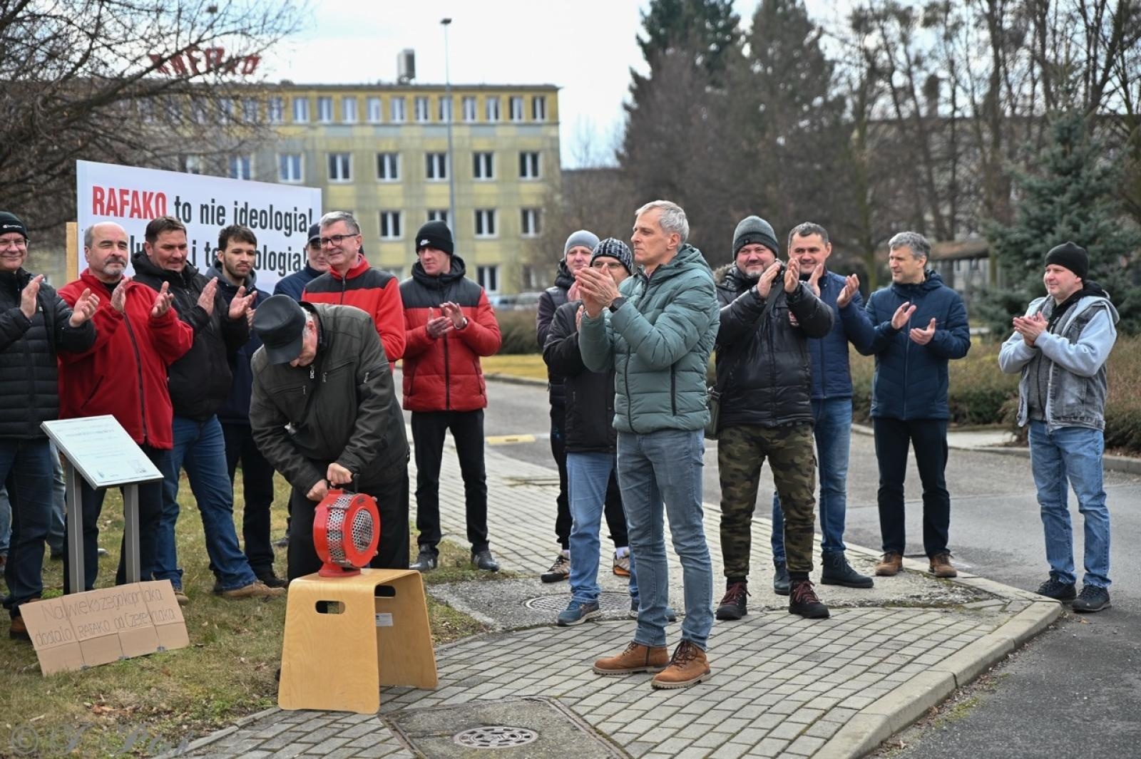 Zdjęcie w galerii na portalu naszraciborz.pl: Koniec Rafako. Tak ostatni pracownicy żegnają się ze spółką [WIDEO] wiadomości z regionu