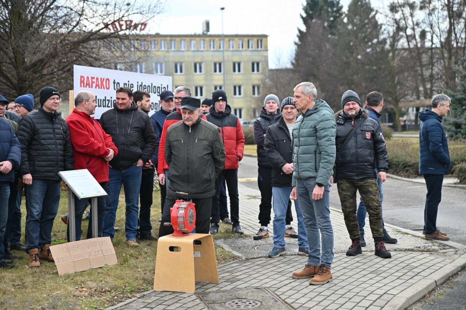 Zdjęcie w galerii na portalu naszraciborz.pl: Koniec Rafako. Tak ostatni pracownicy żegnają się ze spółką [WIDEO] wiadomości z regionu