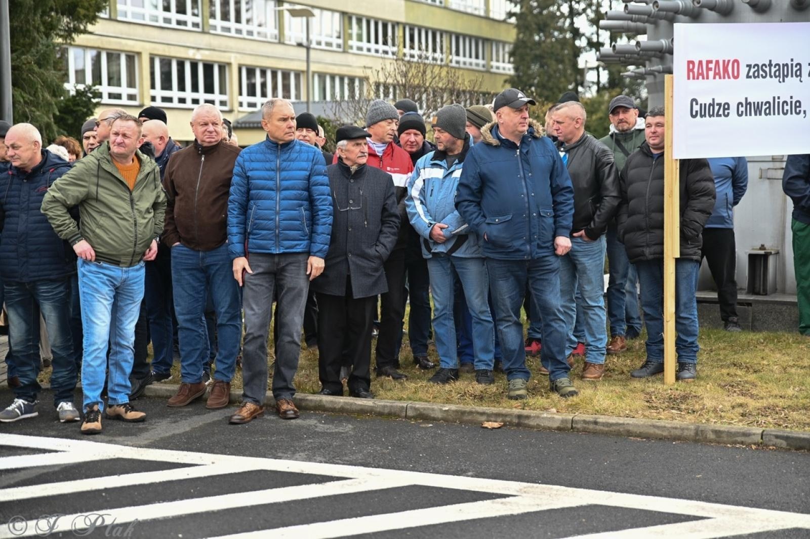 Zdjęcie w galerii na portalu naszraciborz.pl: Koniec Rafako. Tak ostatni pracownicy żegnają się ze spółką [WIDEO] wiadomości z regionu