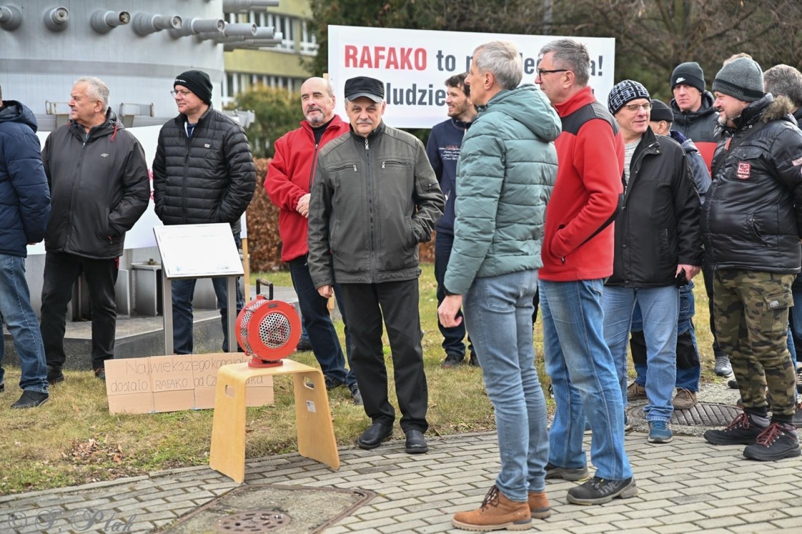 Zdjęcie w galerii na portalu naszraciborz.pl: Koniec Rafako. Tak ostatni pracownicy żegnają się ze spółką [WIDEO] wiadomości z regionu