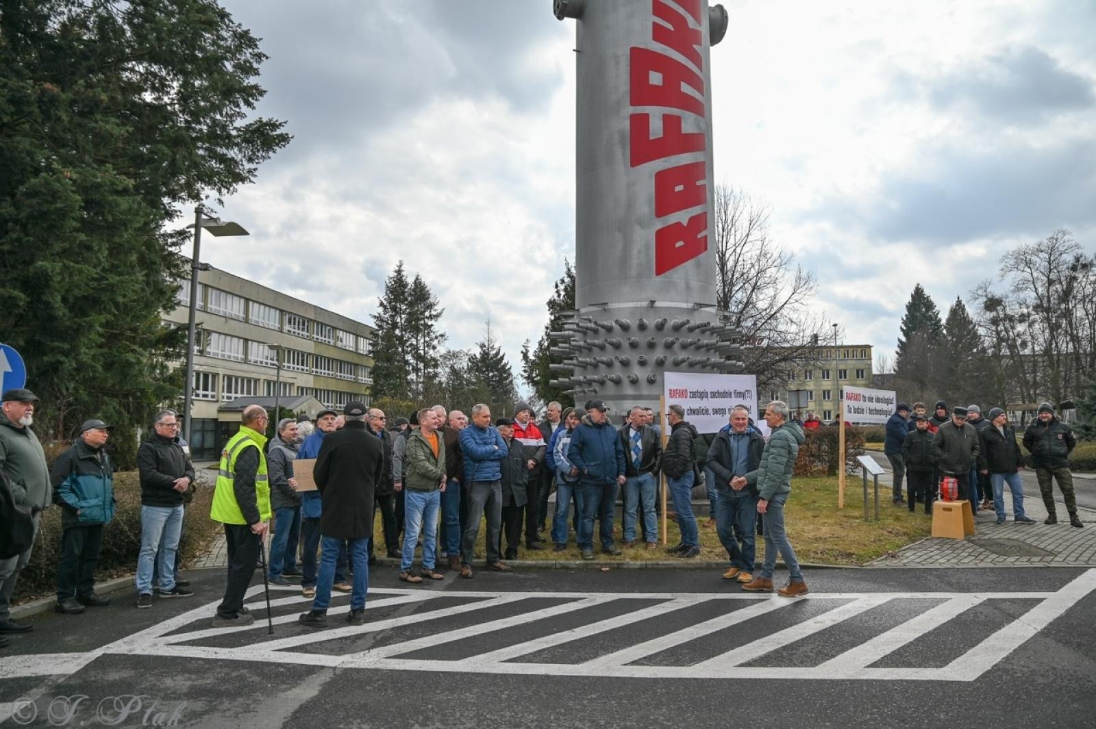 Zdjęcie w galerii na portalu naszraciborz.pl: Koniec Rafako. Tak ostatni pracownicy żegnają się ze spółką [WIDEO] wiadomości z regionu
