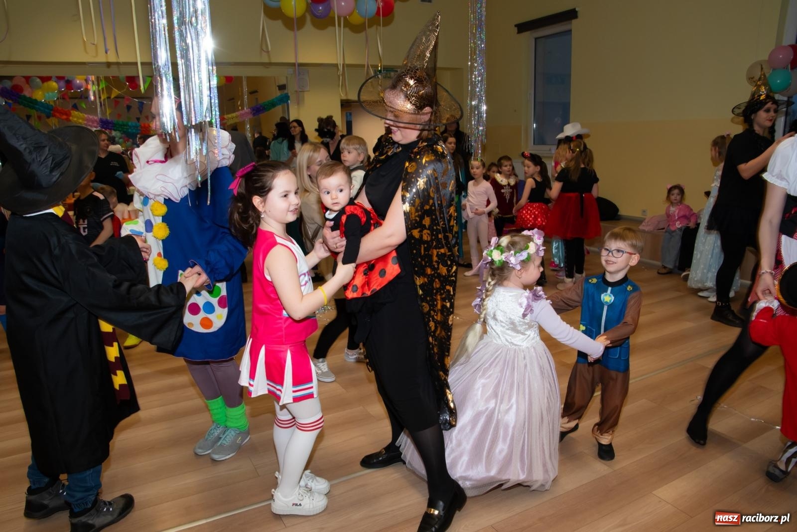Zdjęcie w galerii na portalu naszraciborz.pl: Wielki dziecięcy bal karnawałowy w Pietrowicach Wielkich [FOTO i WIDEO] wiadomości z regionu