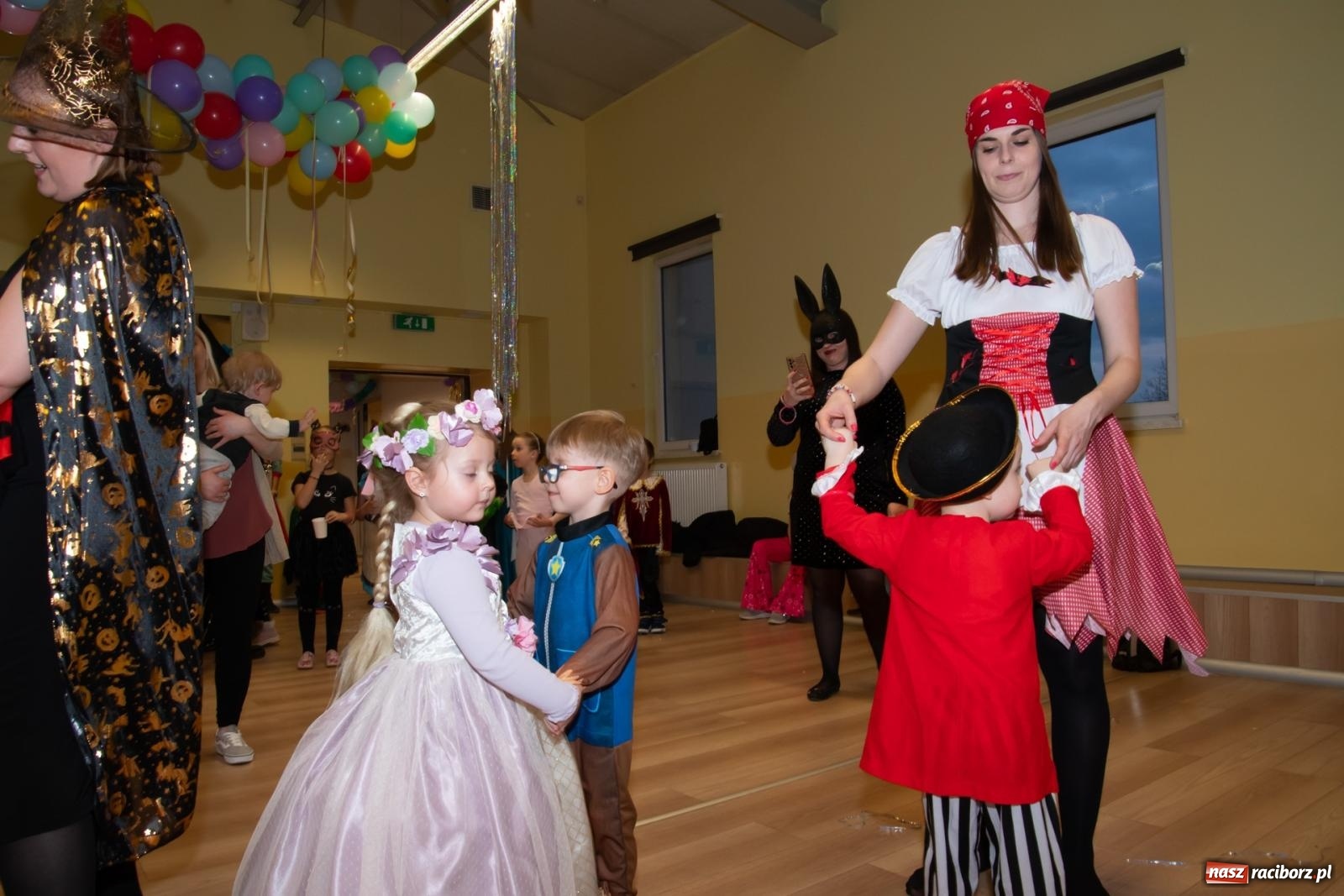 Zdjęcie w galerii na portalu naszraciborz.pl: Wielki dziecięcy bal karnawałowy w Pietrowicach Wielkich [FOTO i WIDEO] wiadomości z regionu