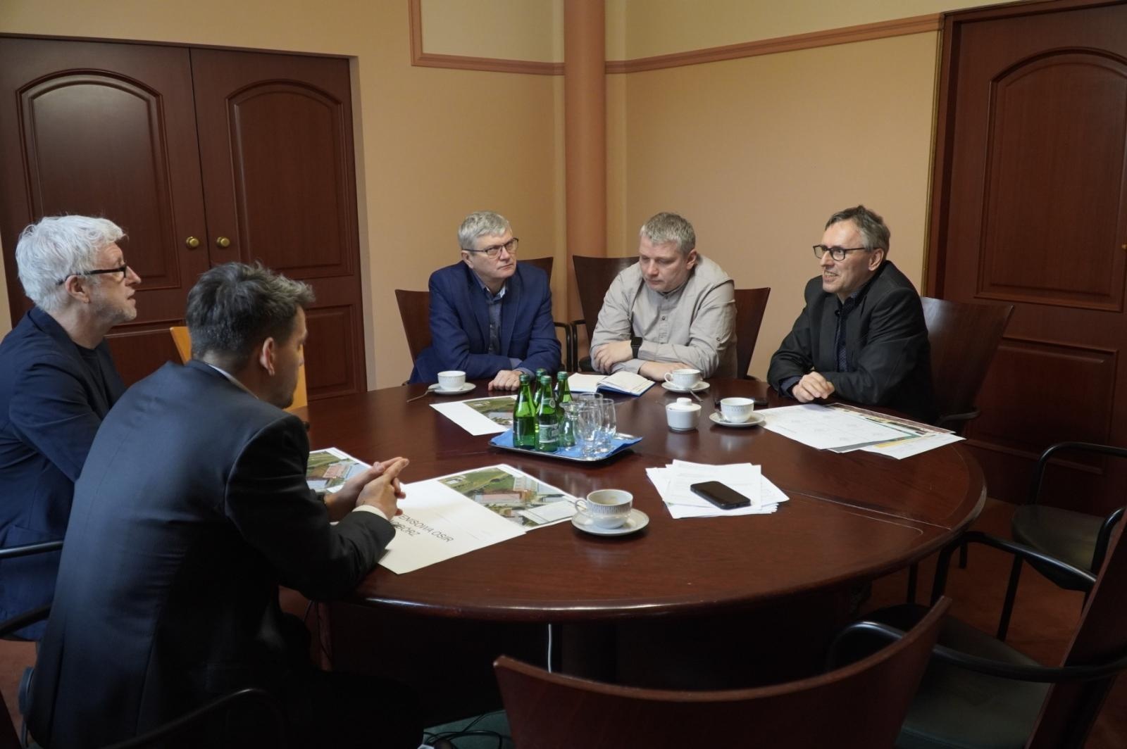 Zdjęcie w galerii na portalu naszraciborz.pl: W raciborskim magistracie rozmawiano o nowych kortach wiadomości z regionu