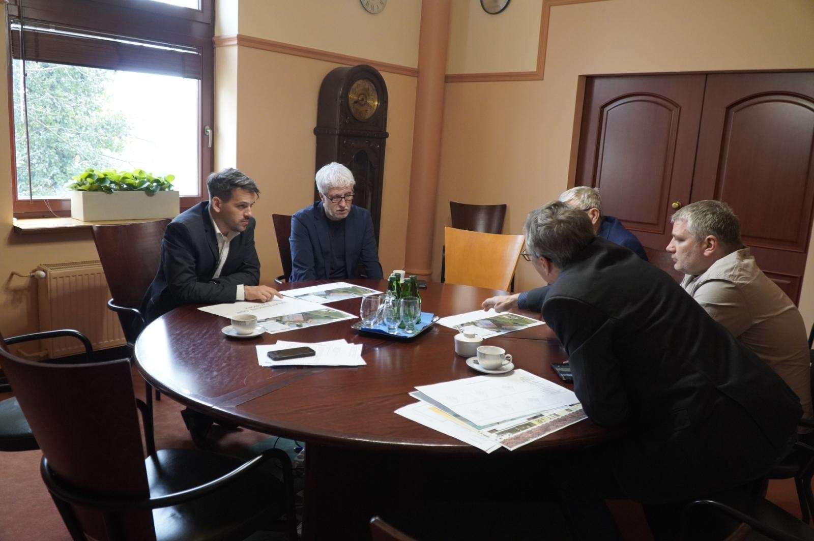 Zdjęcie w galerii na portalu naszraciborz.pl: W raciborskim magistracie rozmawiano o nowych kortach wiadomości z regionu