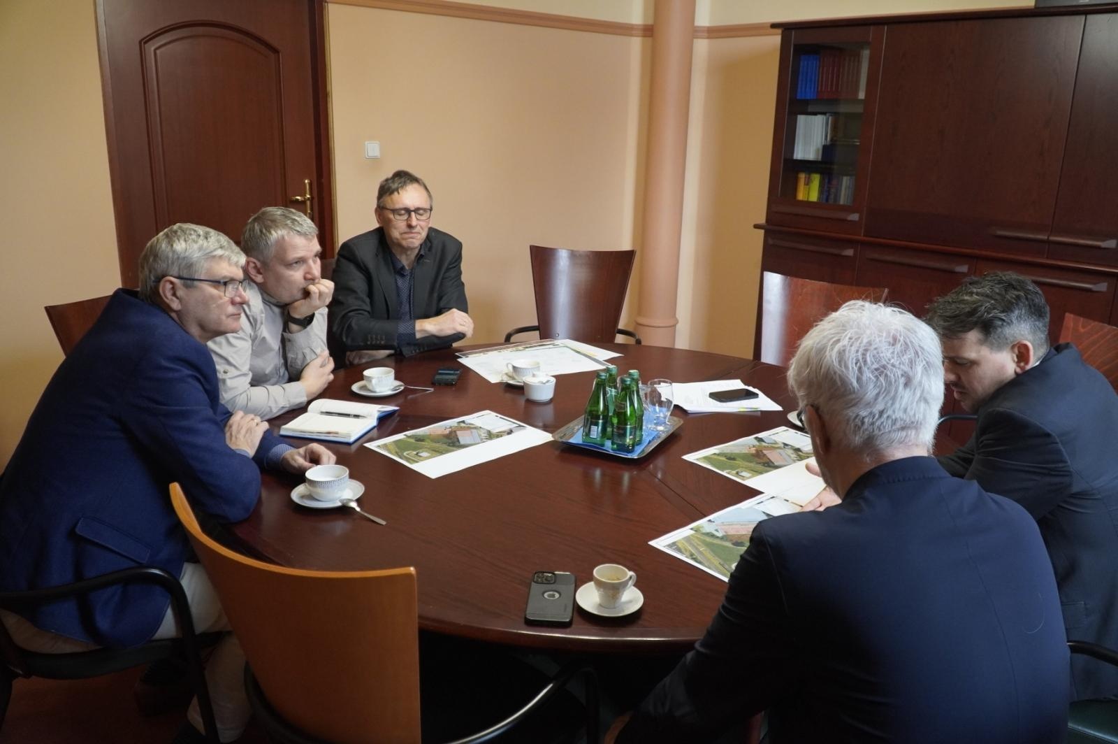 Zdjęcie w galerii na portalu naszraciborz.pl: W raciborskim magistracie rozmawiano o nowych kortach wiadomości z regionu