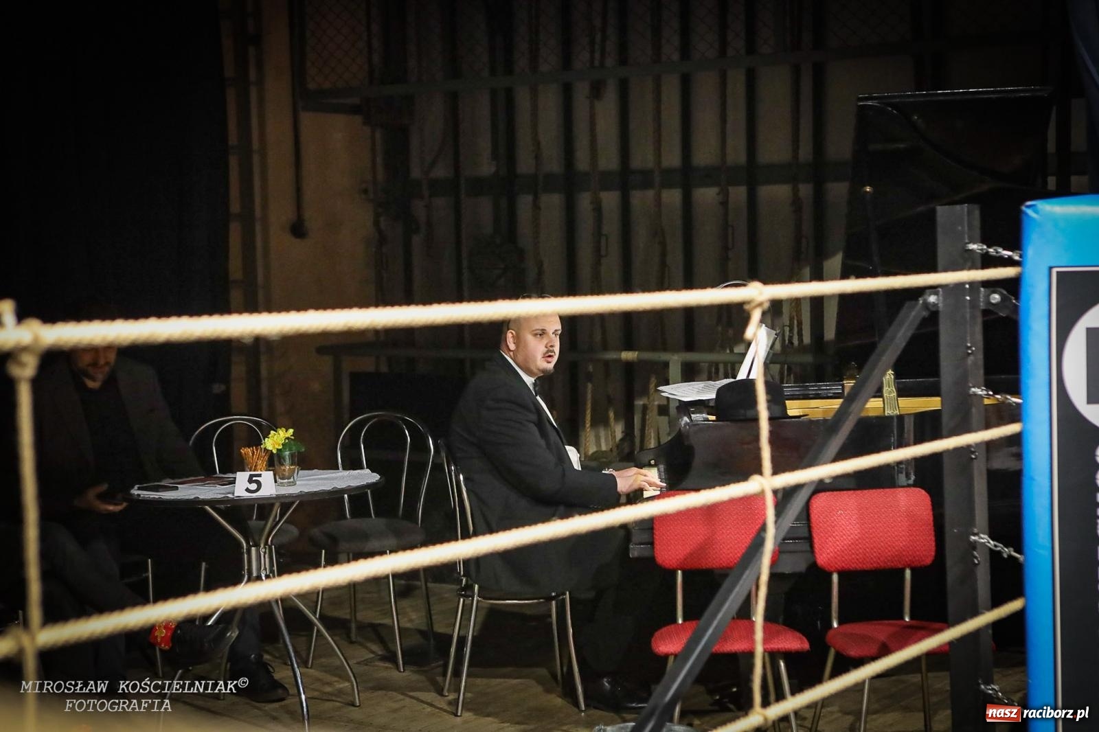 Zdjęcie w galerii na portalu naszraciborz.pl: Bokserskie show w retro stylu – niezapomniana gala w Kietrzu [FOTO i WIDEO] wiadomości z regionu