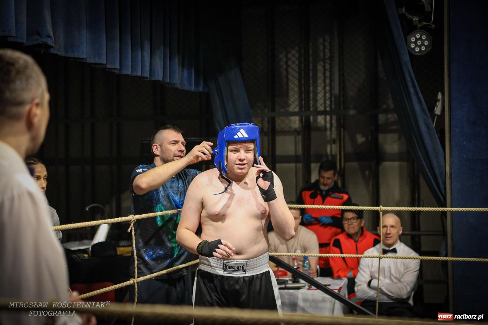 Zdjęcie w galerii na portalu naszraciborz.pl: Bokserskie show w retro stylu – niezapomniana gala w Kietrzu [FOTO i WIDEO] wiadomości z regionu