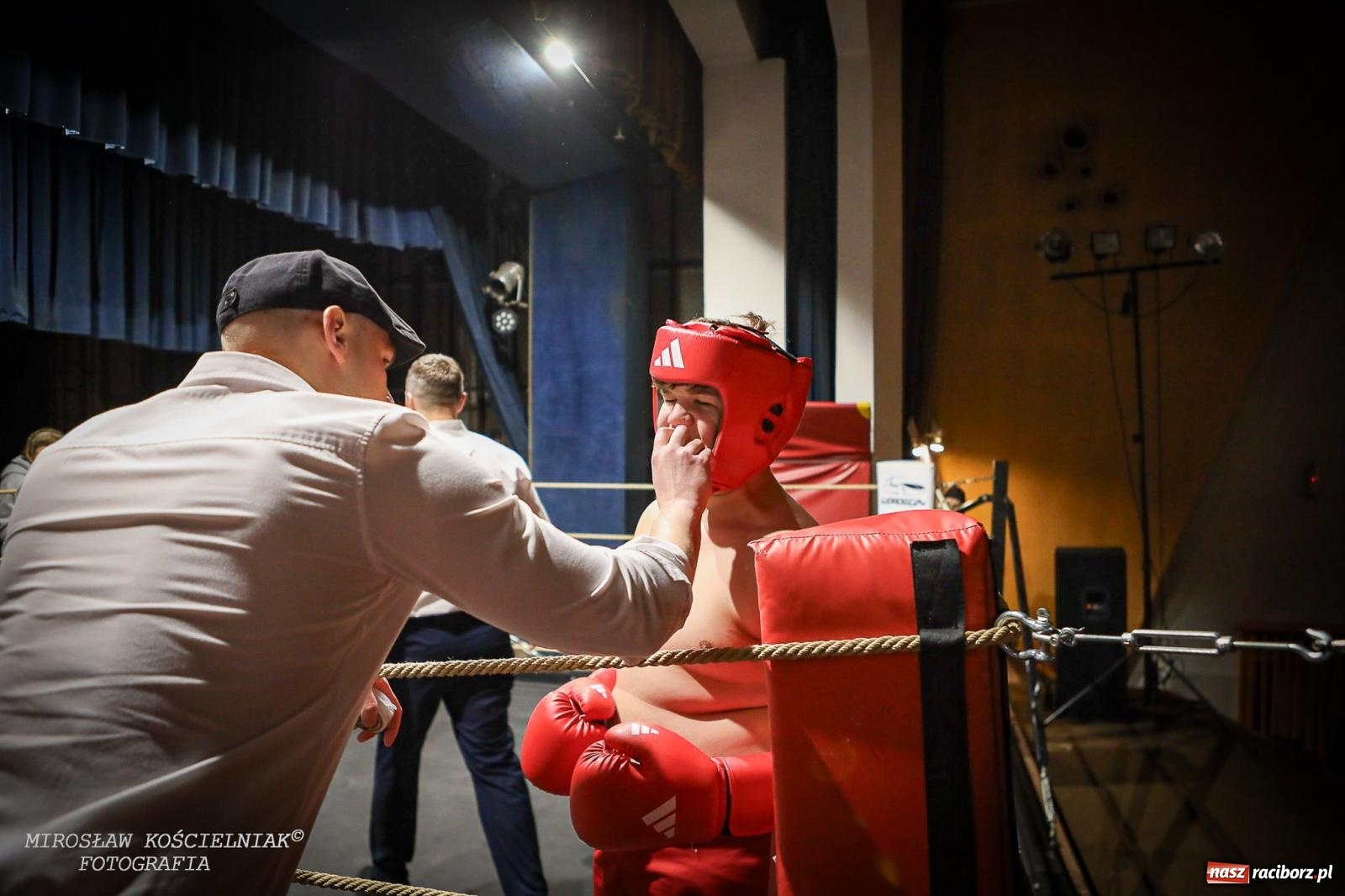 Zdjęcie w galerii na portalu naszraciborz.pl: Bokserskie show w retro stylu – niezapomniana gala w Kietrzu [FOTO i WIDEO] wiadomości z regionu