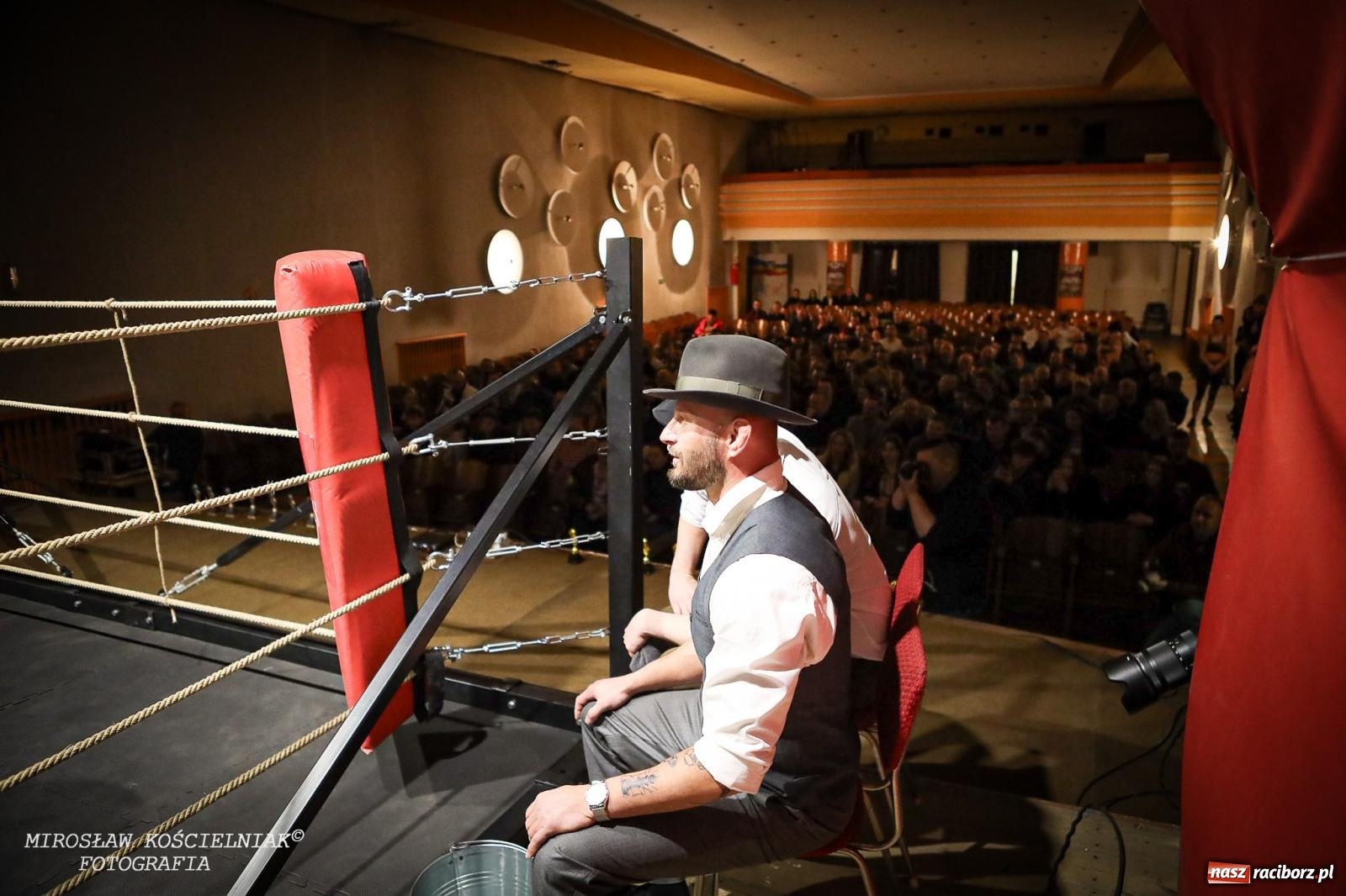 Zdjęcie w galerii na portalu naszraciborz.pl: Bokserskie show w retro stylu – niezapomniana gala w Kietrzu [FOTO i WIDEO] wiadomości z regionu