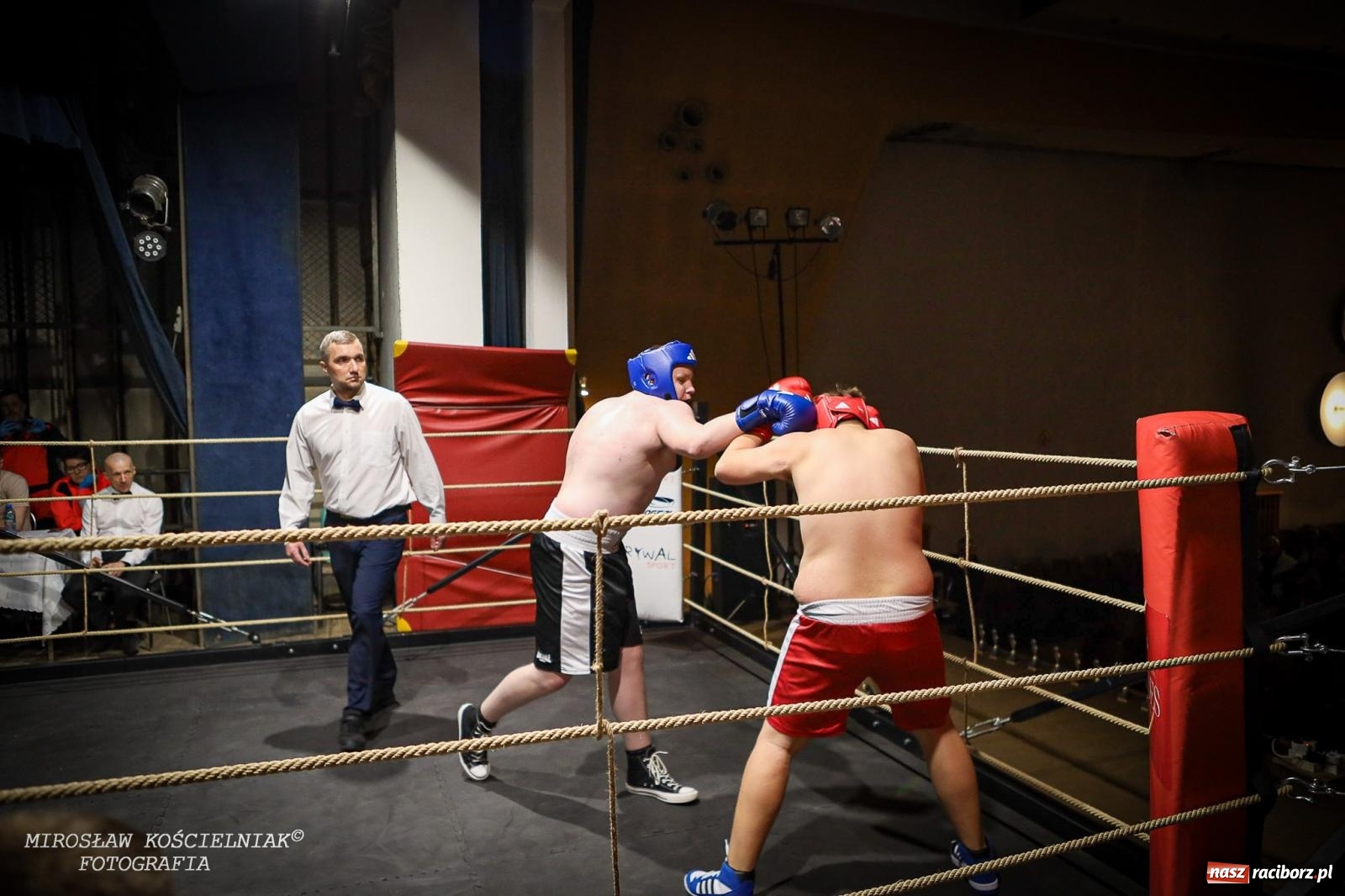 Zdjęcie w galerii na portalu naszraciborz.pl: Bokserskie show w retro stylu – niezapomniana gala w Kietrzu [FOTO i WIDEO] wiadomości z regionu