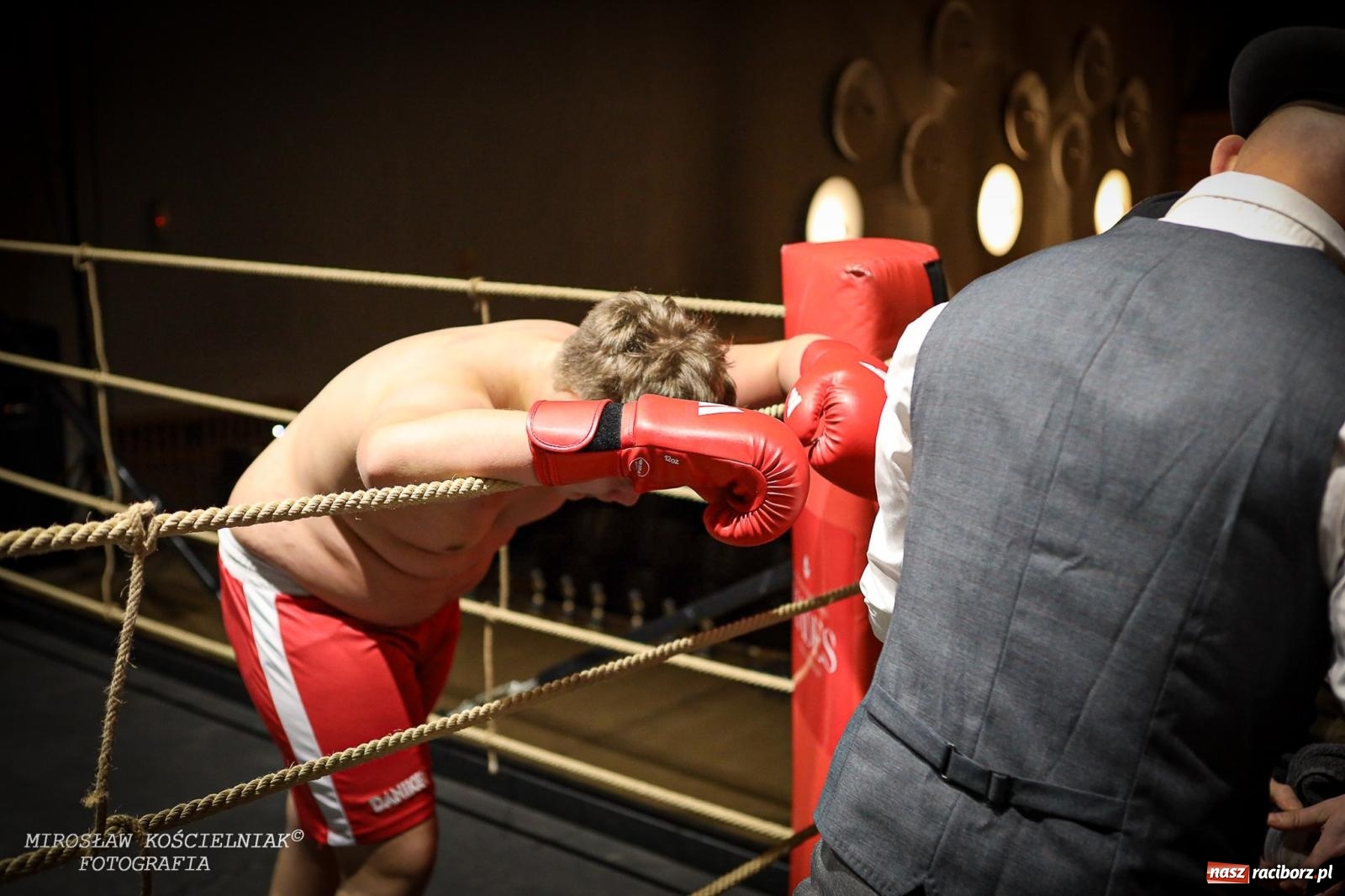 Zdjęcie w galerii na portalu naszraciborz.pl: Bokserskie show w retro stylu – niezapomniana gala w Kietrzu [FOTO i WIDEO] wiadomości z regionu