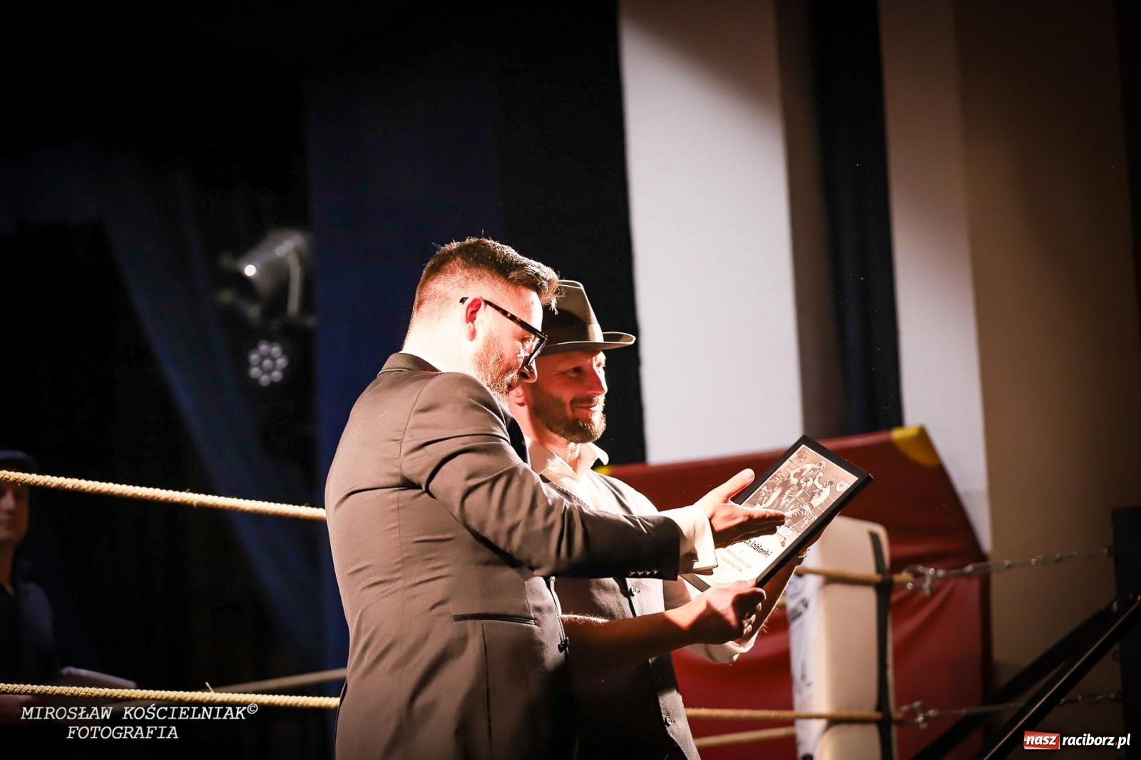 Zdjęcie w galerii na portalu naszraciborz.pl: Bokserskie show w retro stylu – niezapomniana gala w Kietrzu [FOTO i WIDEO] wiadomości z regionu