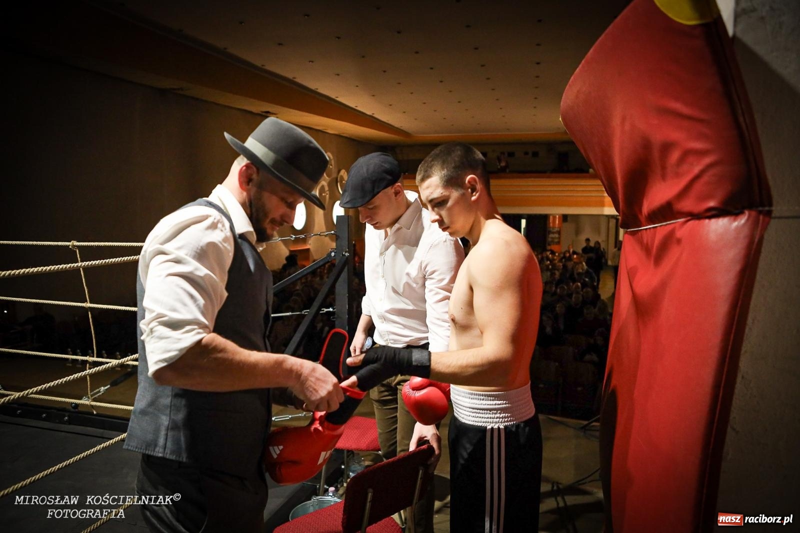 Zdjęcie w galerii na portalu naszraciborz.pl: Bokserskie show w retro stylu – niezapomniana gala w Kietrzu [FOTO i WIDEO] wiadomości z regionu