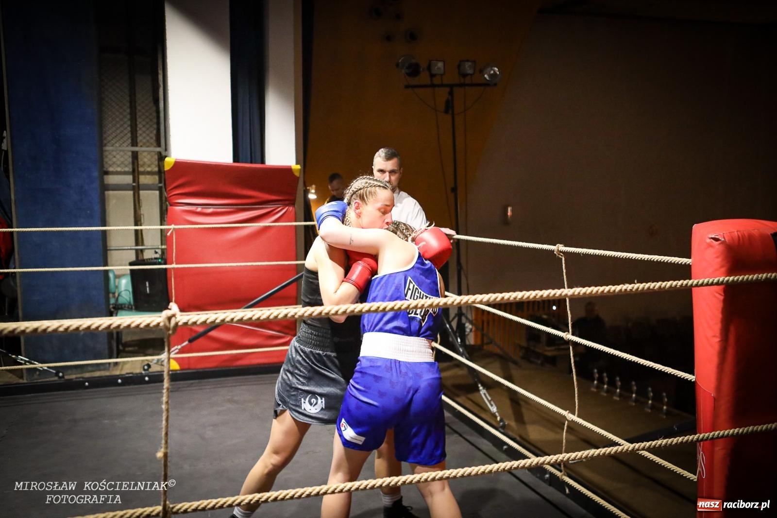 Zdjęcie w galerii na portalu naszraciborz.pl: Bokserskie show w retro stylu – niezapomniana gala w Kietrzu [FOTO i WIDEO] wiadomości z regionu