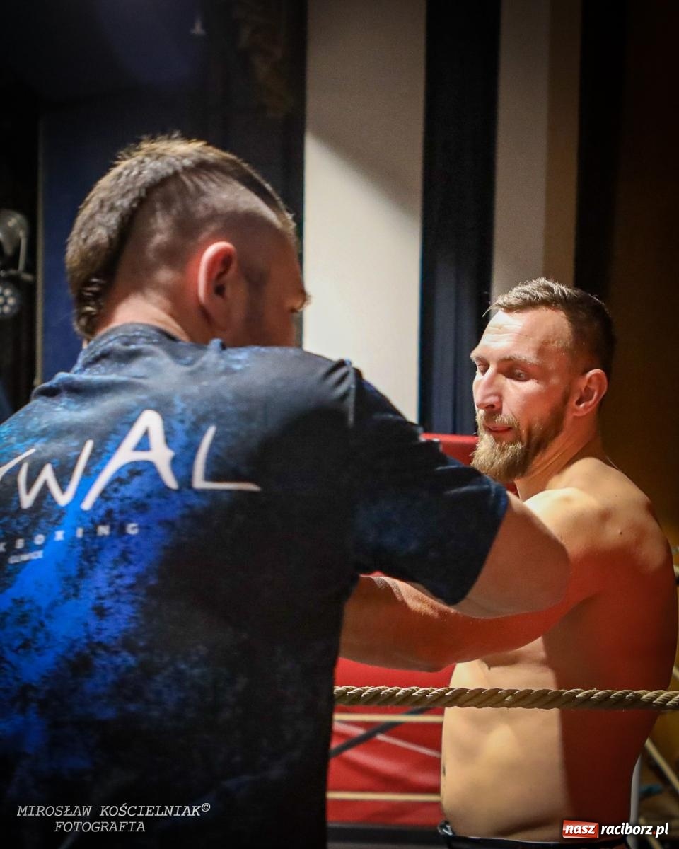 Zdjęcie w galerii na portalu naszraciborz.pl: Bokserskie show w retro stylu – niezapomniana gala w Kietrzu [FOTO i WIDEO] wiadomości z regionu