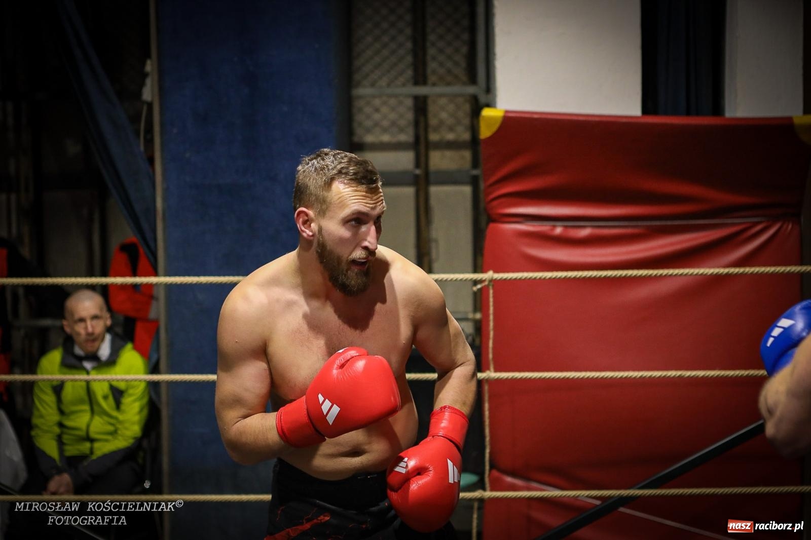 Zdjęcie w galerii na portalu naszraciborz.pl: Bokserskie show w retro stylu – niezapomniana gala w Kietrzu [FOTO i WIDEO] wiadomości z regionu