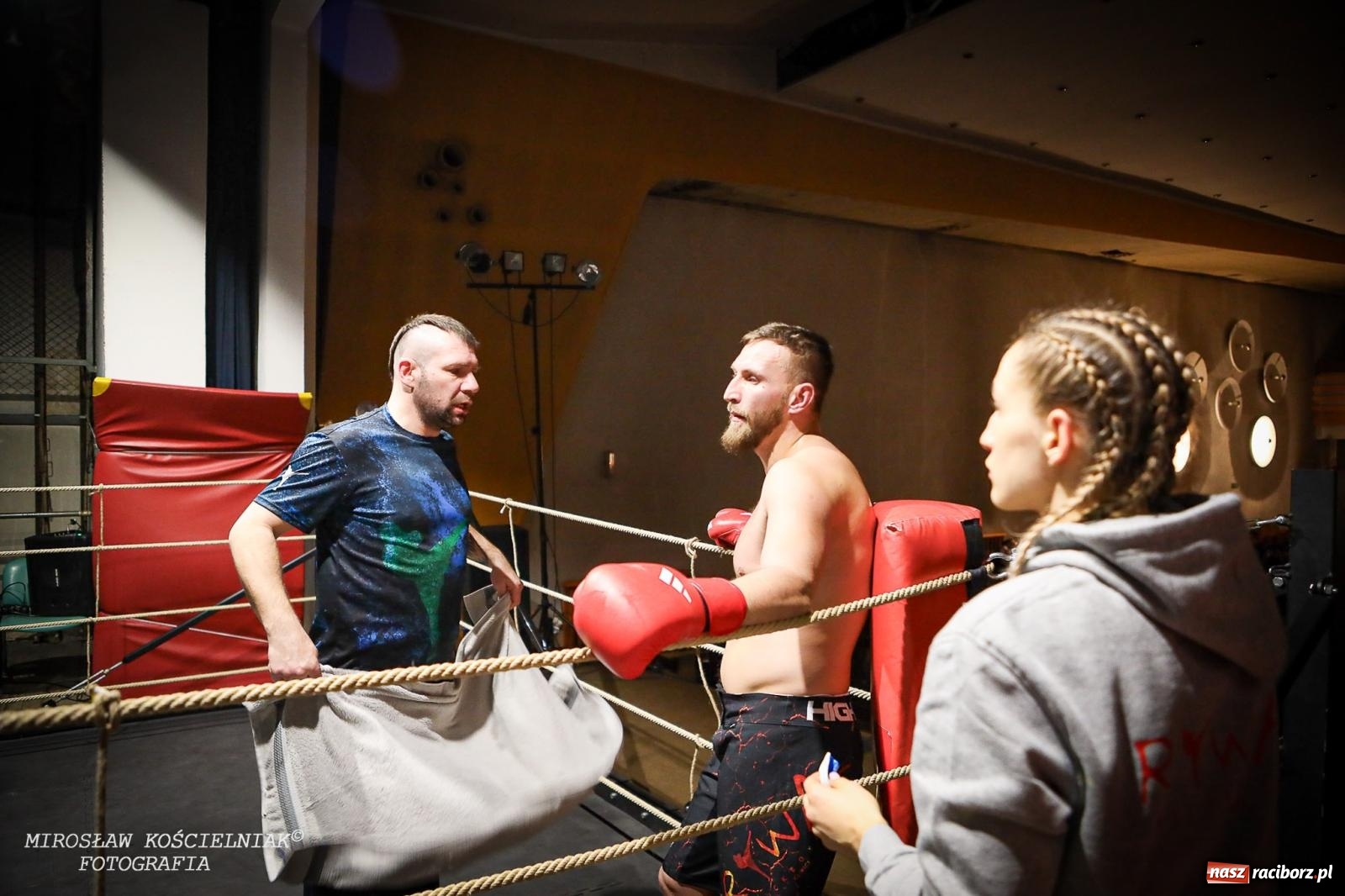 Zdjęcie w galerii na portalu naszraciborz.pl: Bokserskie show w retro stylu – niezapomniana gala w Kietrzu [FOTO i WIDEO] wiadomości z regionu