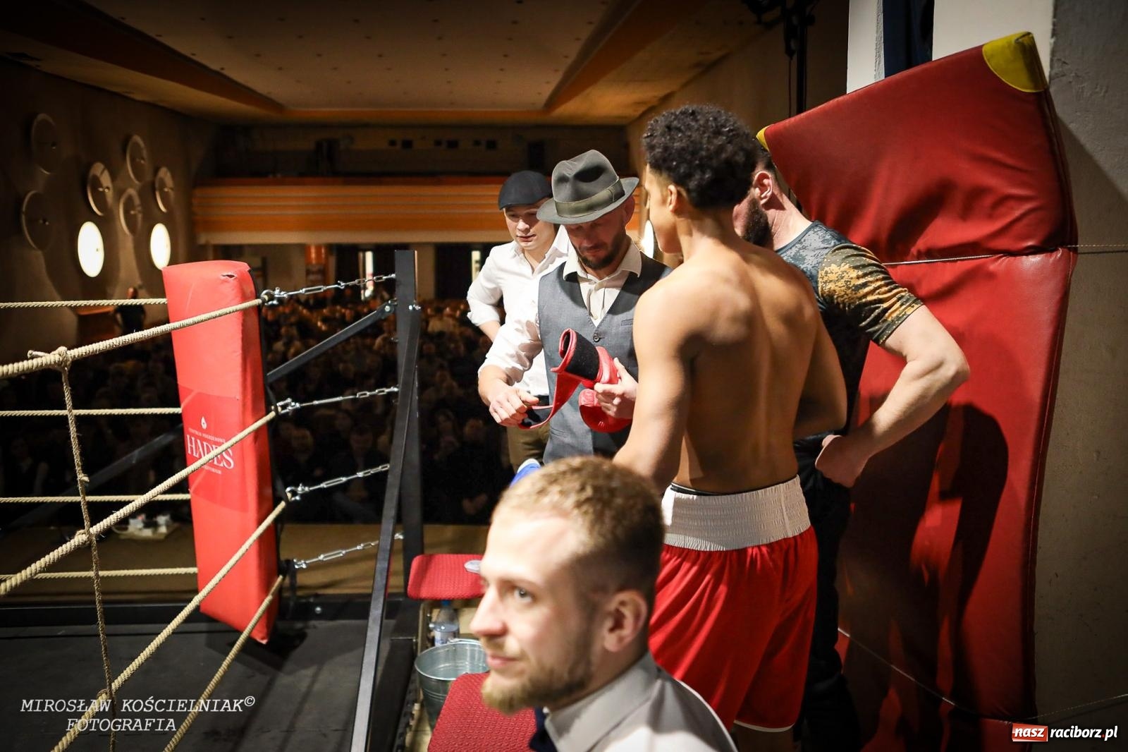 Zdjęcie w galerii na portalu naszraciborz.pl: Bokserskie show w retro stylu – niezapomniana gala w Kietrzu [FOTO i WIDEO] wiadomości z regionu