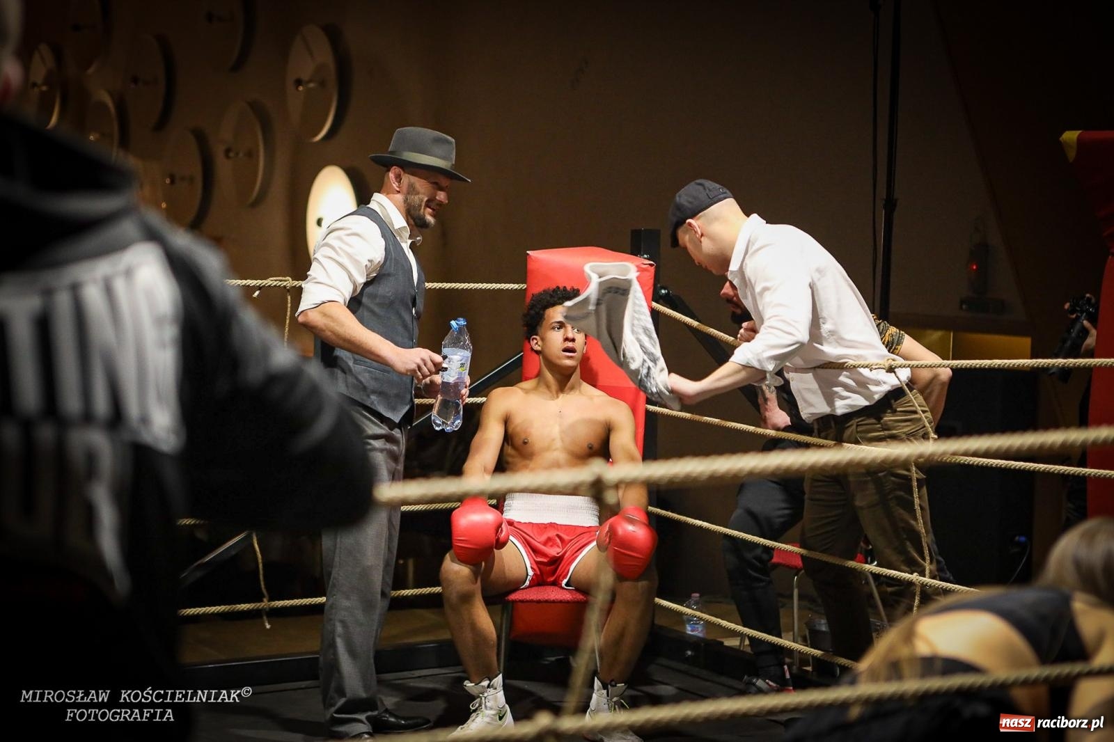 Zdjęcie w galerii na portalu naszraciborz.pl: Bokserskie show w retro stylu – niezapomniana gala w Kietrzu [FOTO i WIDEO] wiadomości z regionu