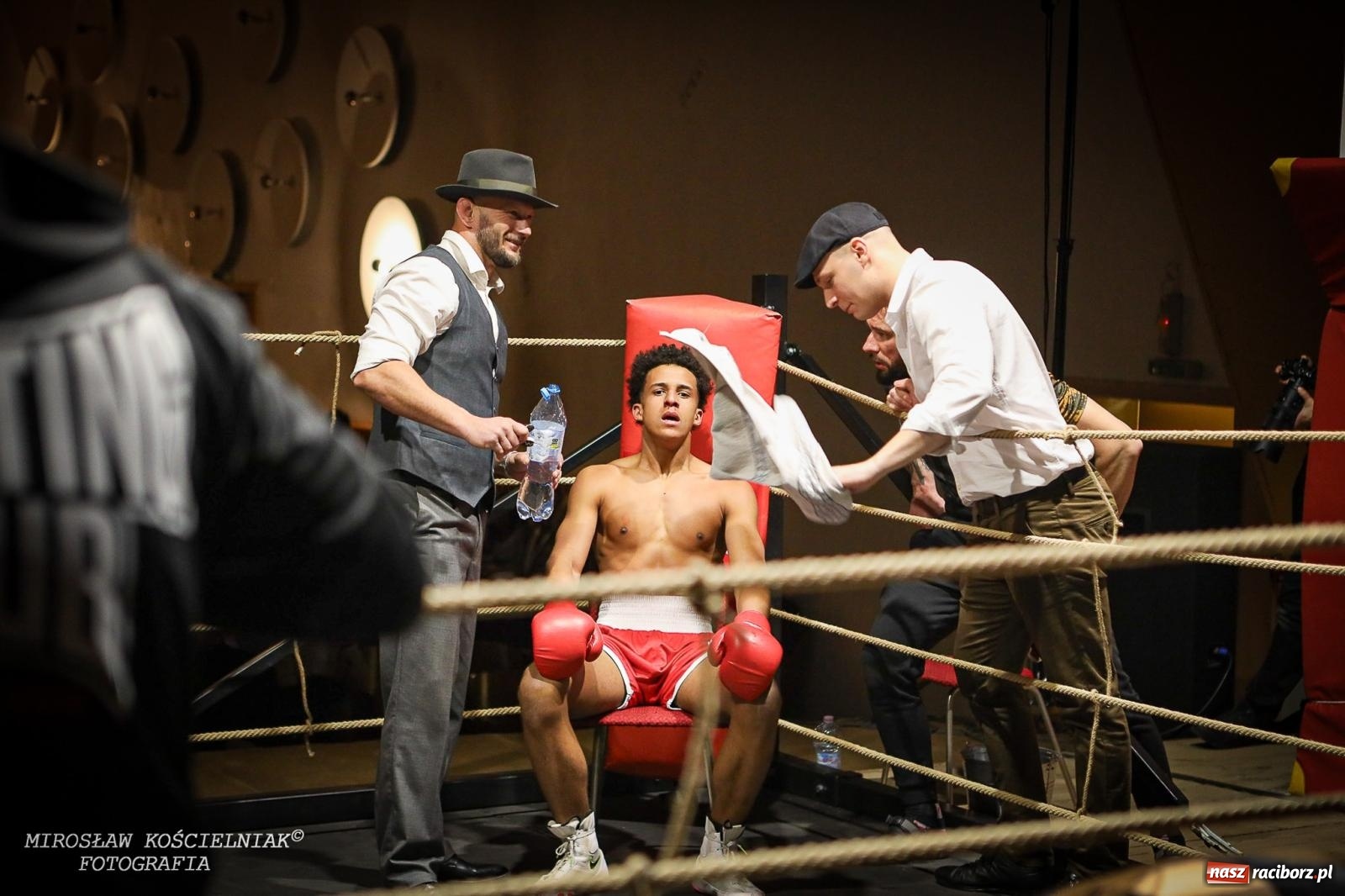 Zdjęcie w galerii na portalu naszraciborz.pl: Bokserskie show w retro stylu – niezapomniana gala w Kietrzu [FOTO i WIDEO] wiadomości z regionu